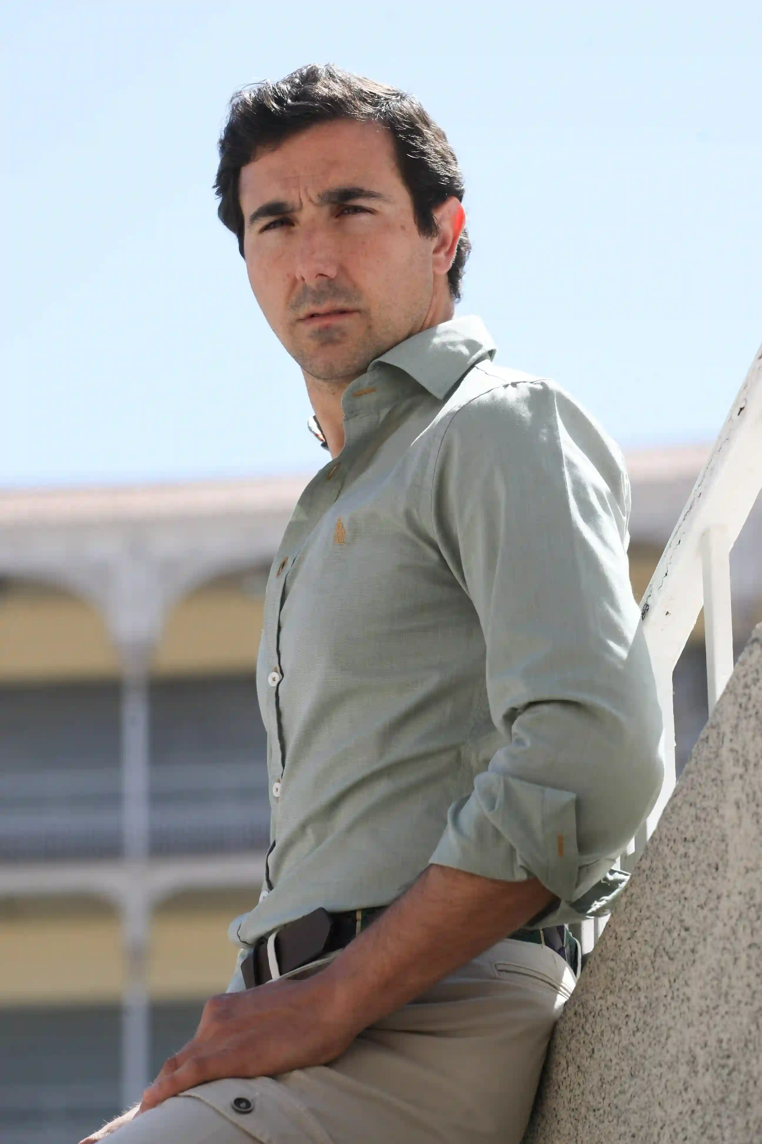 camisa verde con logo bordado en color naranja “ Serrana".