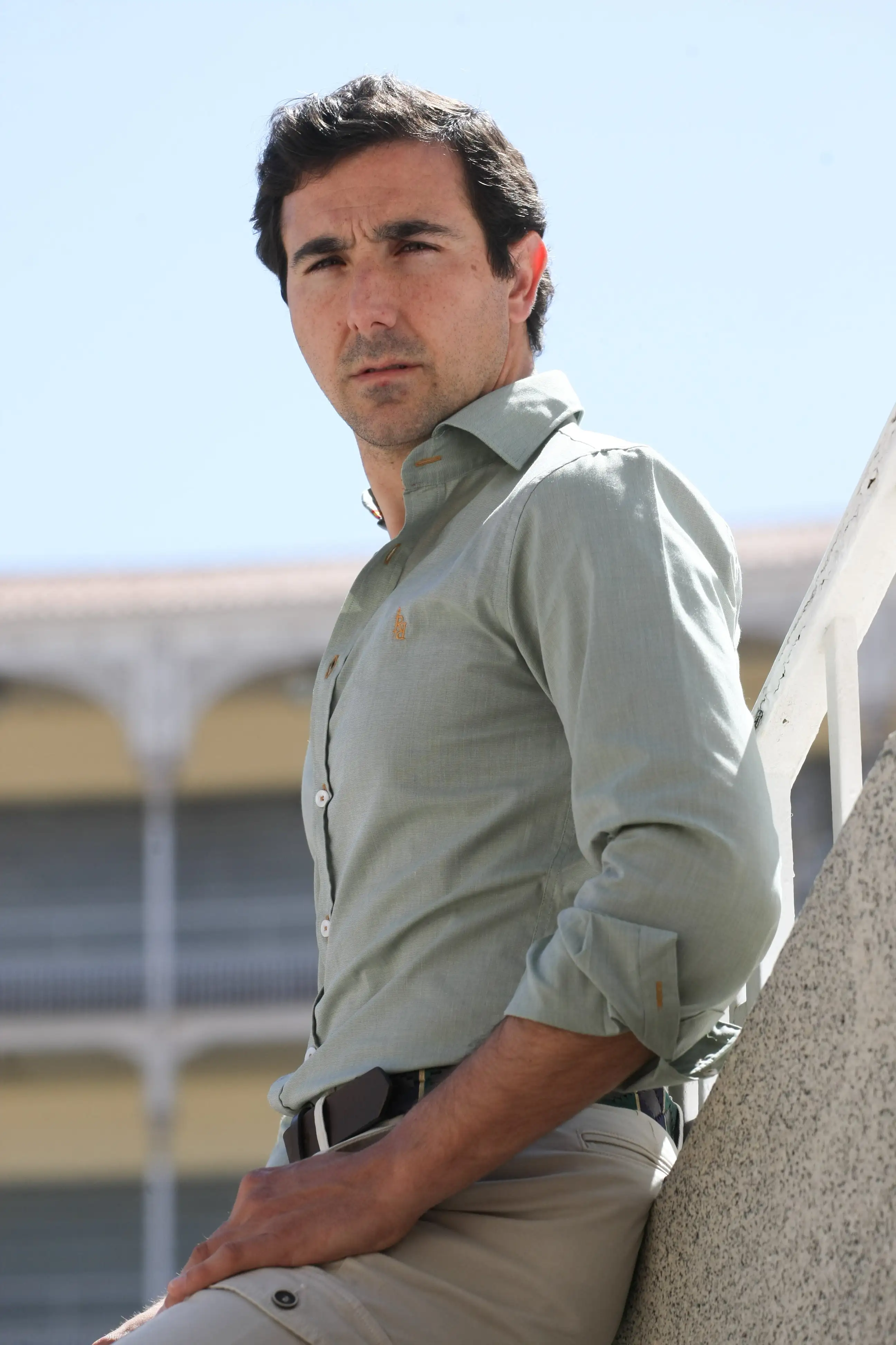 camisa verde con logo bordado en color naranja “ Serrana".