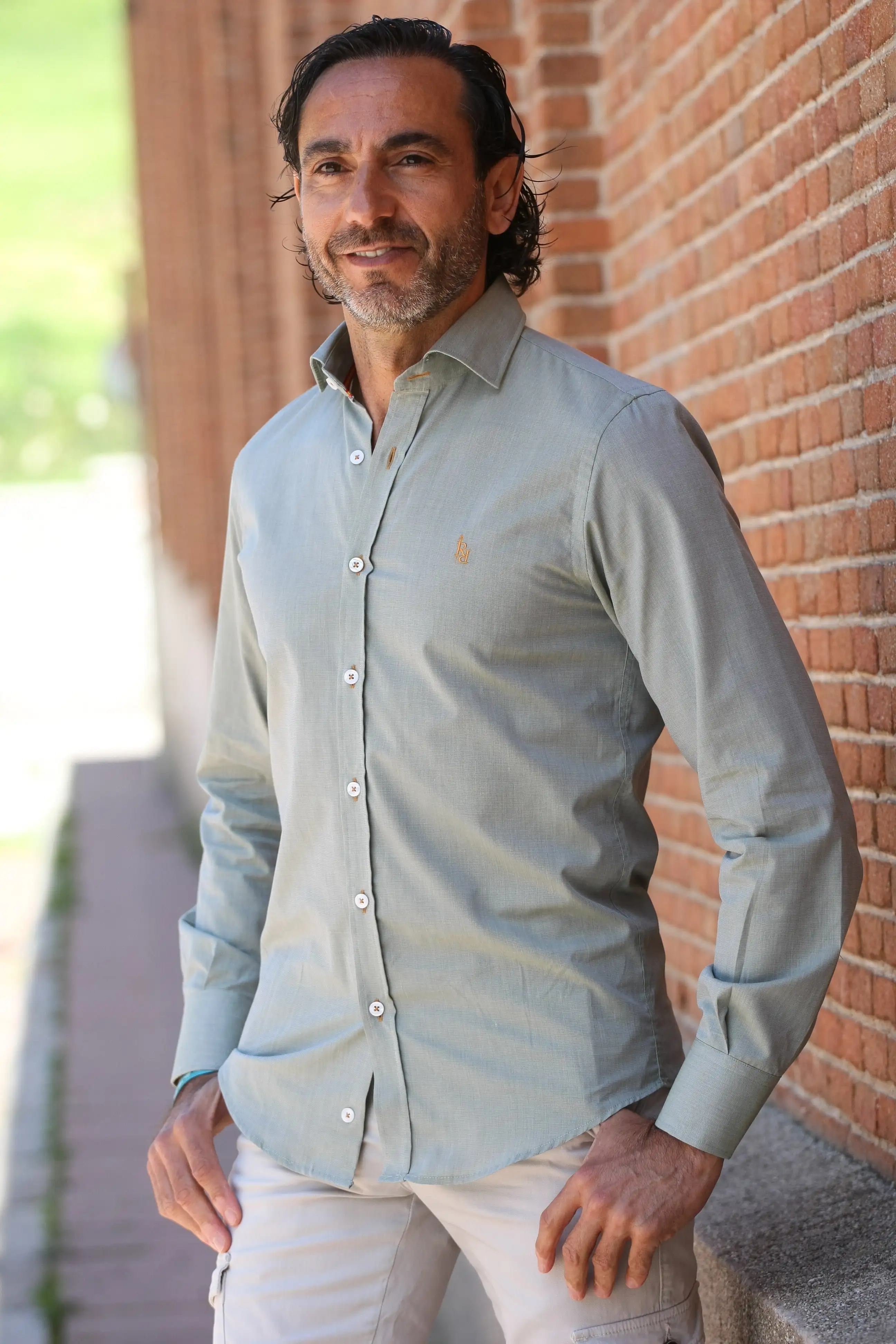 camisa verde con logo bordado en color naranja “ Serrana". - Imagen 2