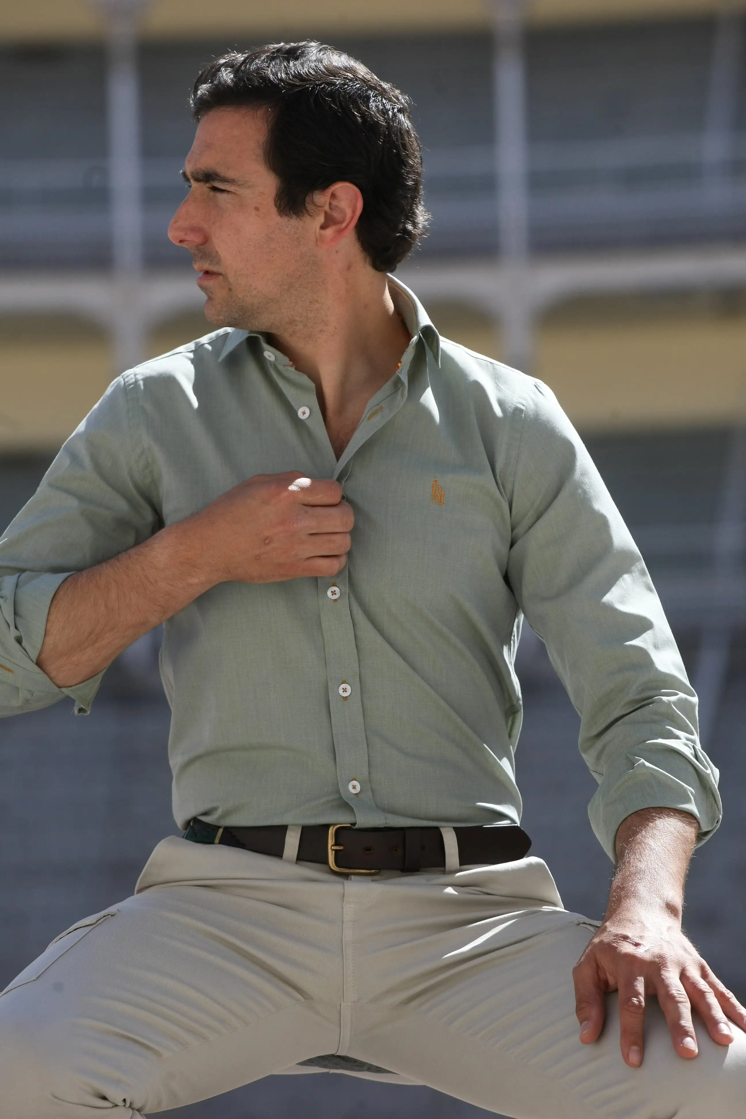 camisa verde con logo bordado en color naranja “ Serrana". - Imagen 3