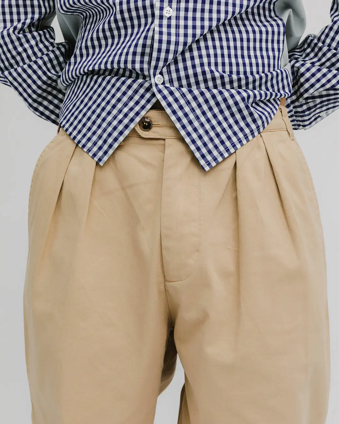 No somos amigos Pantalones de chino de crema plisado - Imagen 2