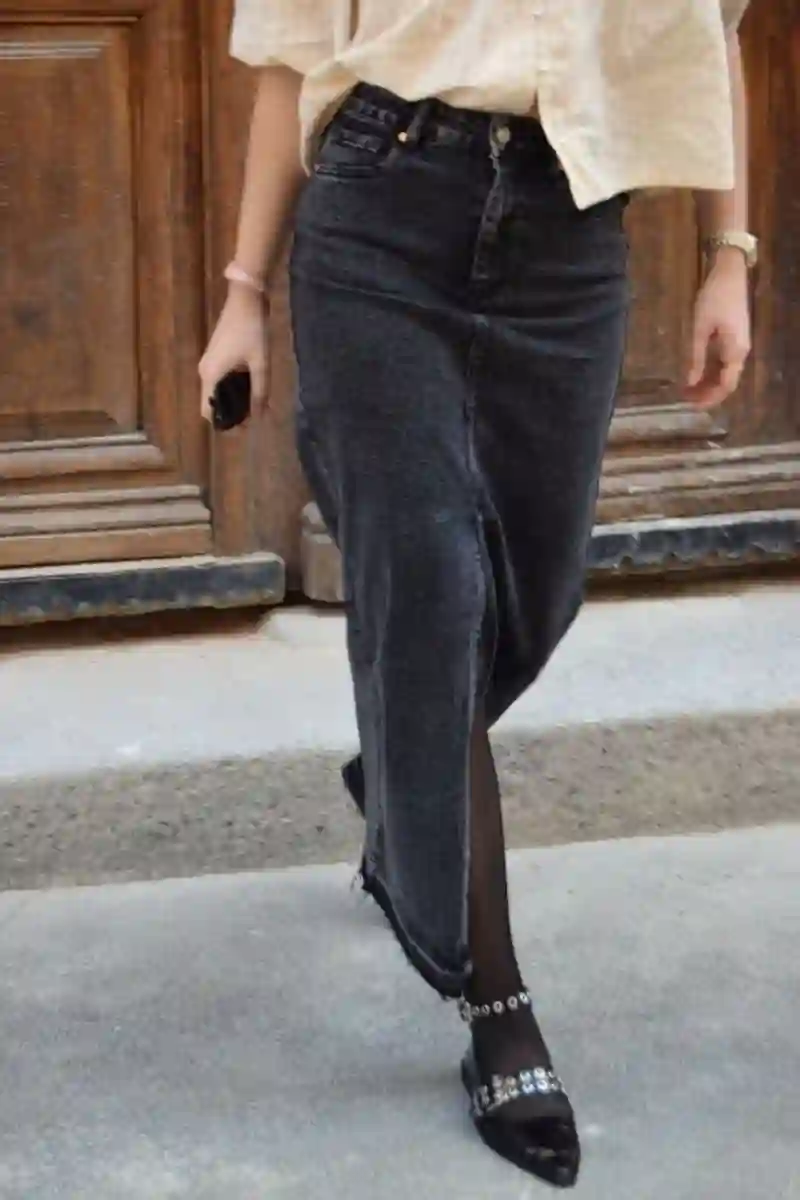 Black denim skirt Detail opening
