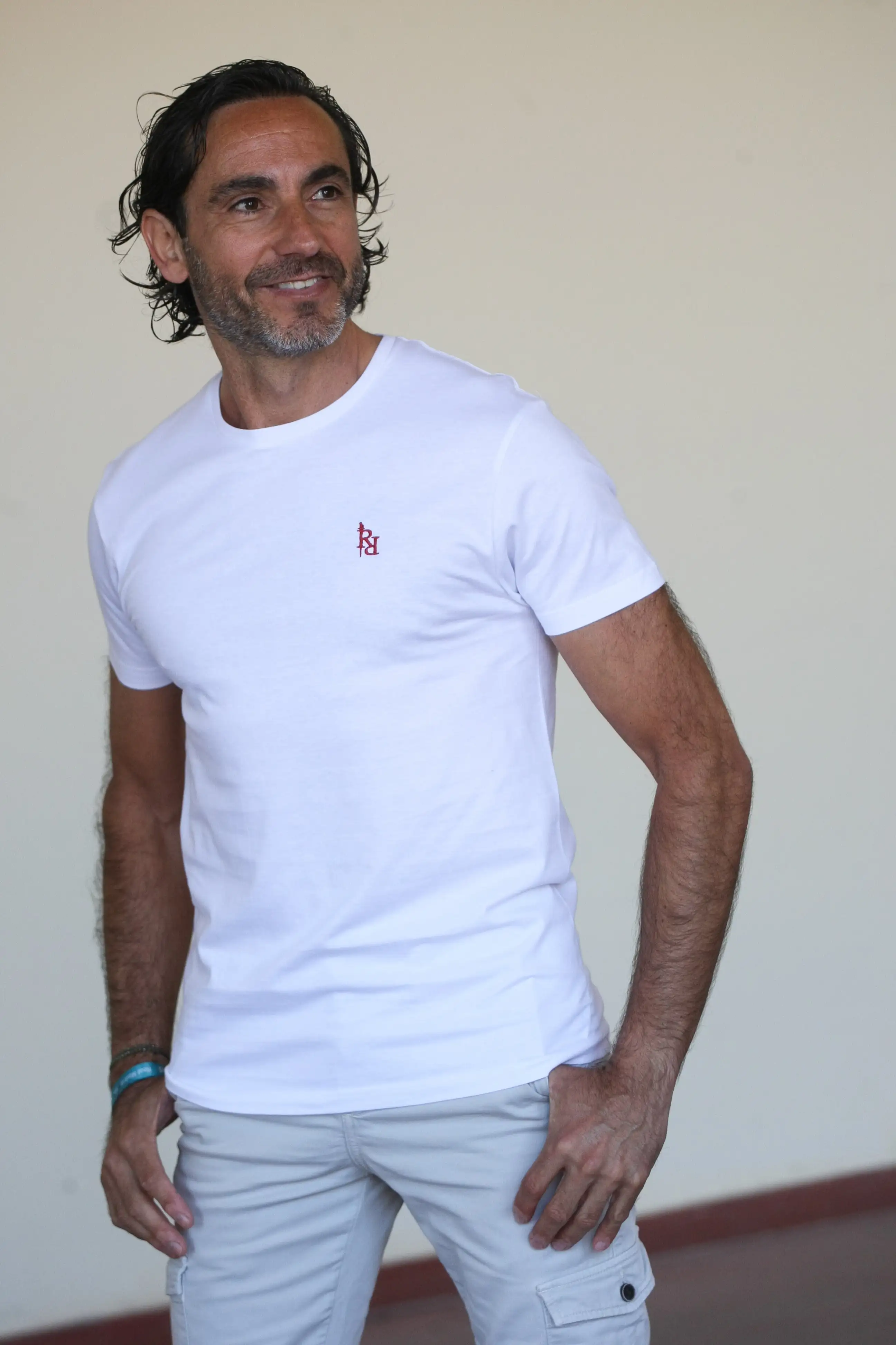 Camiseta manga corta blanca con logo bordado en rojo.