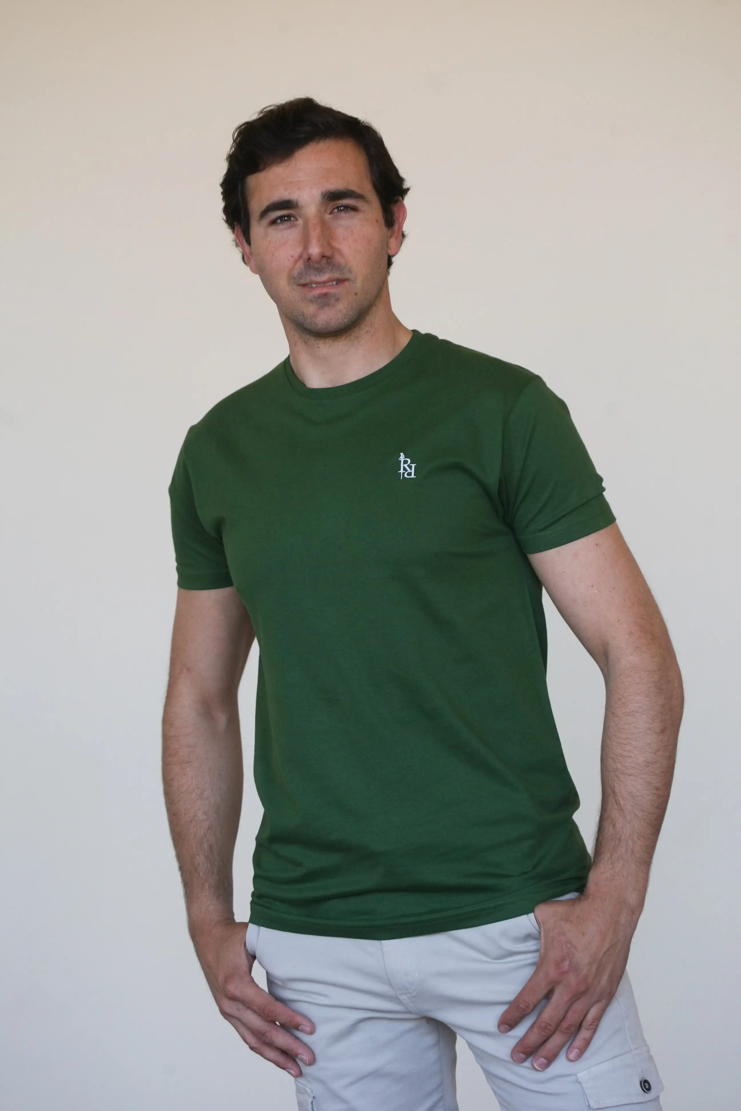 Short green sleeve t -shirt with white embroidery logo. - Image 2