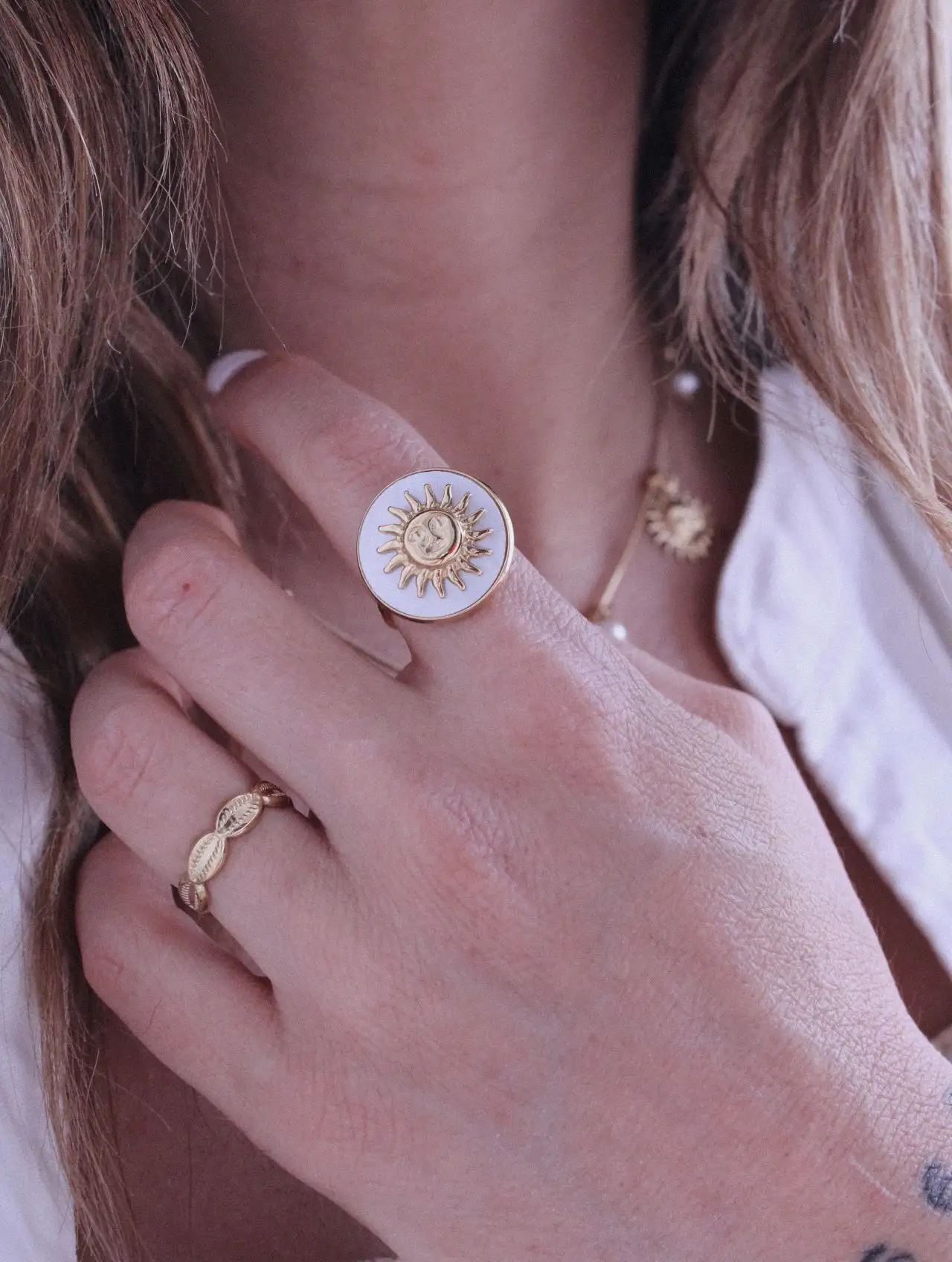 Anillo Ajustable Sol Tropé Dorado con Nácar - Imagen 2