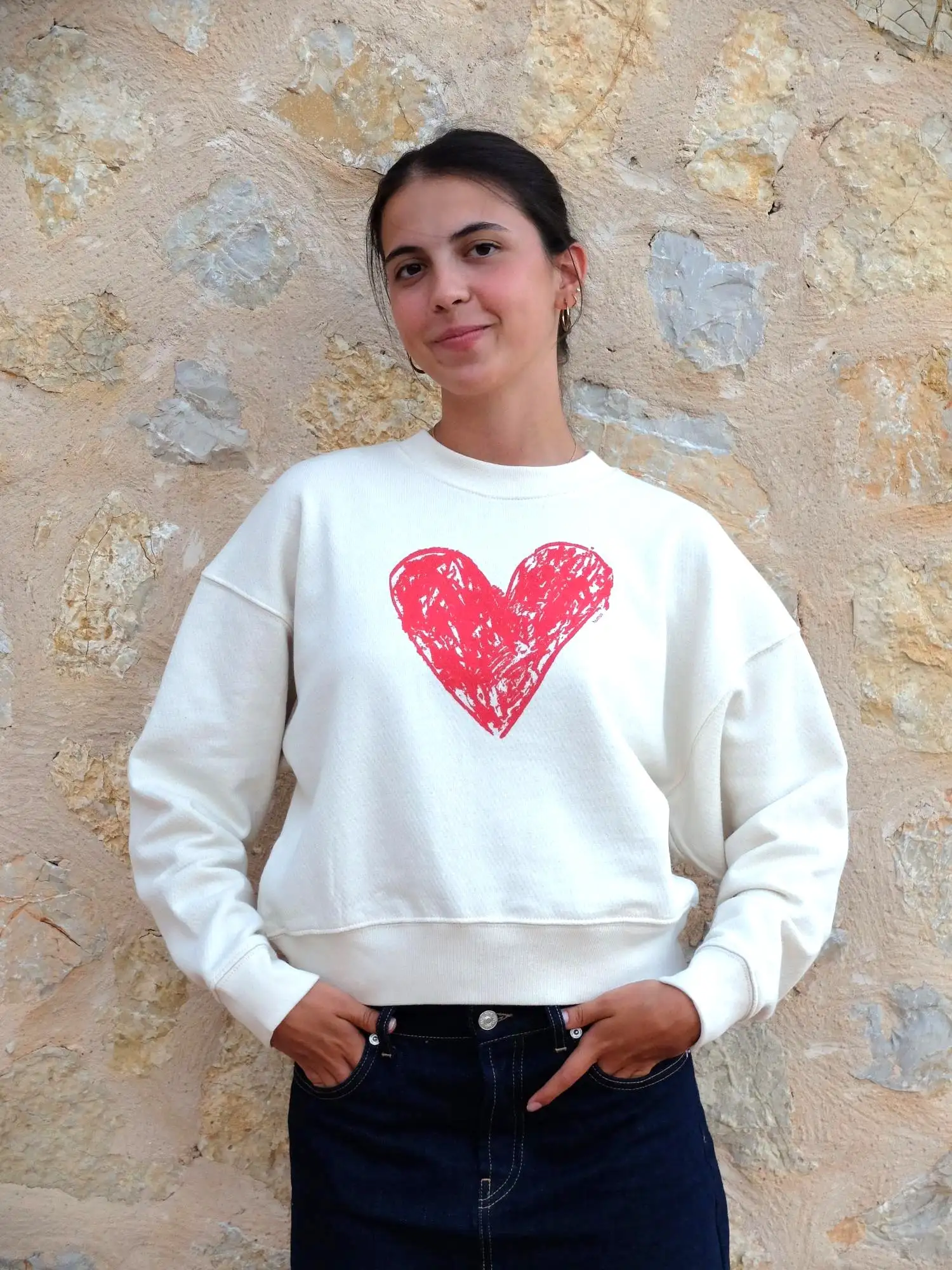 Sudadera crop – Corazón - Crudo