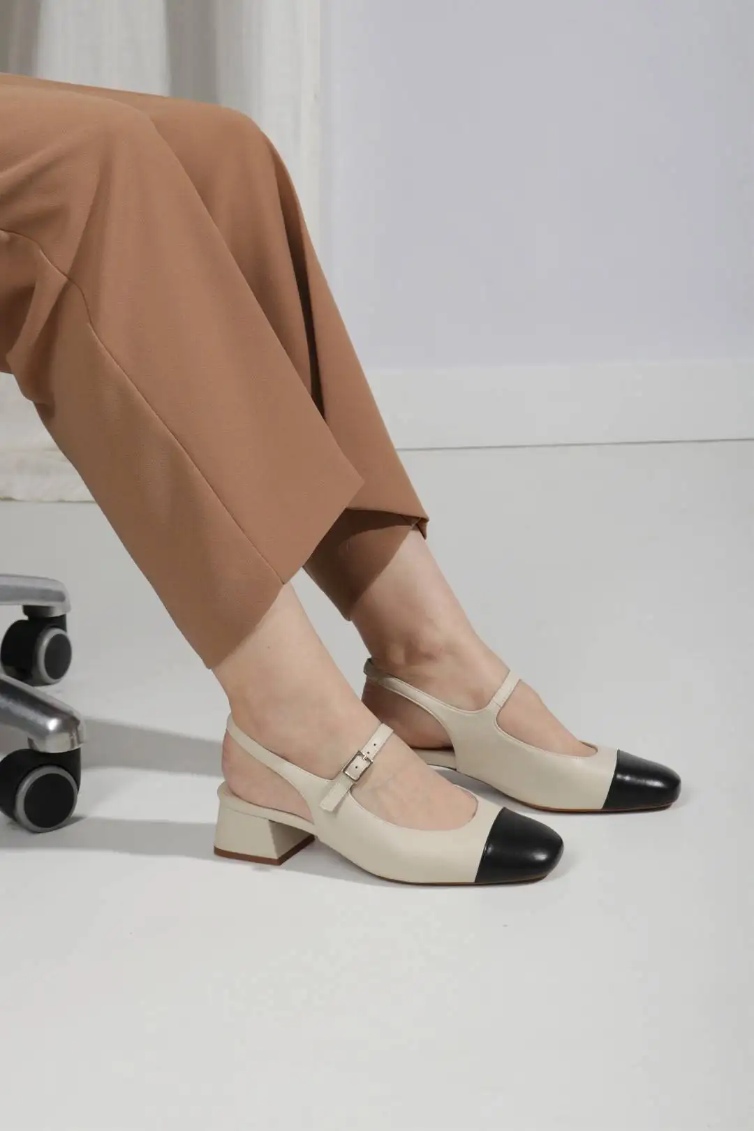 Zapatos blancos destalonados detalle puntera negra