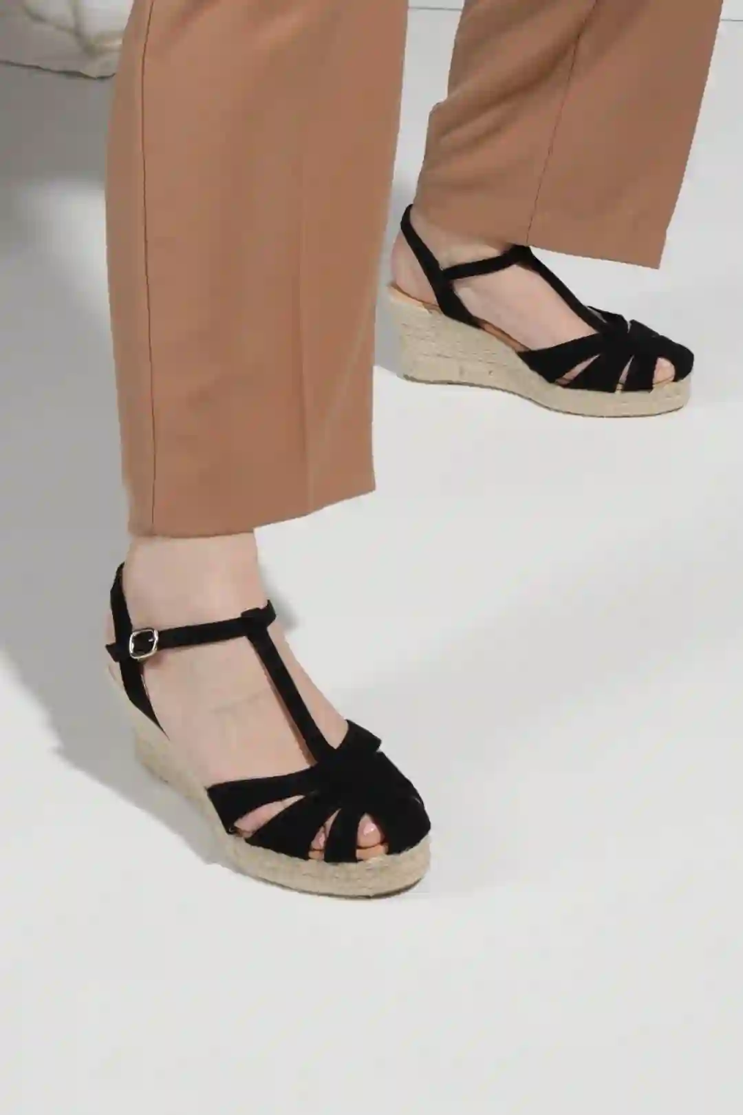 Black wedge sandals style crab