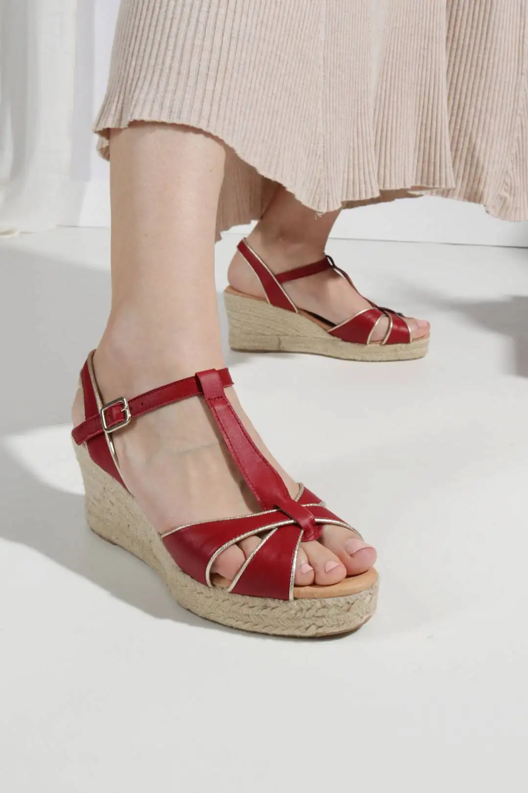 Sandalias cuña esparto rojas detalle dorado
