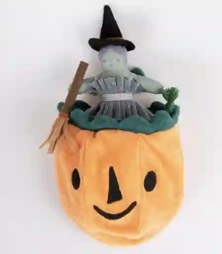 Muñeca pequeña de bruja con calabaza