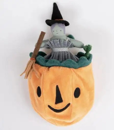Muñeca pequeña de bruja con calabaza