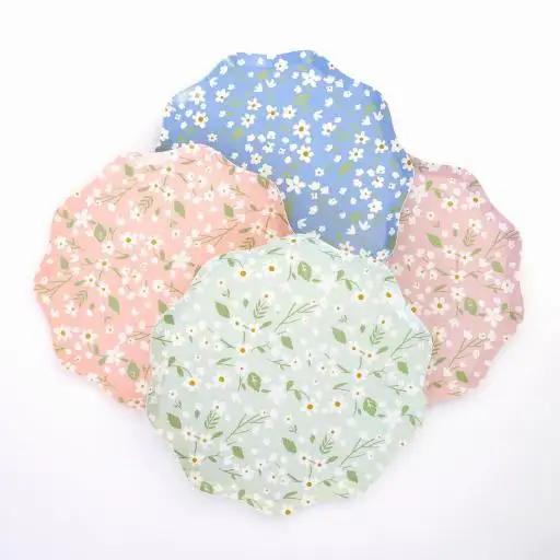 Platos pequeños con flores