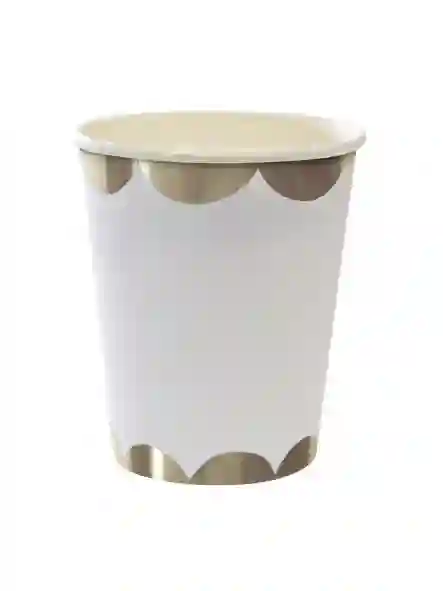 Vasos plateados y blancos
