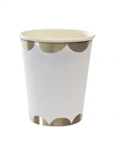 Vasos plateados y blancos