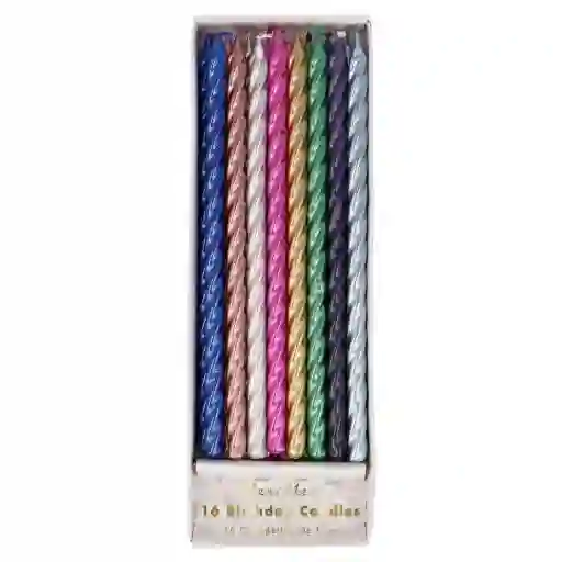 Dieciséis velas de cumpleaños de colores