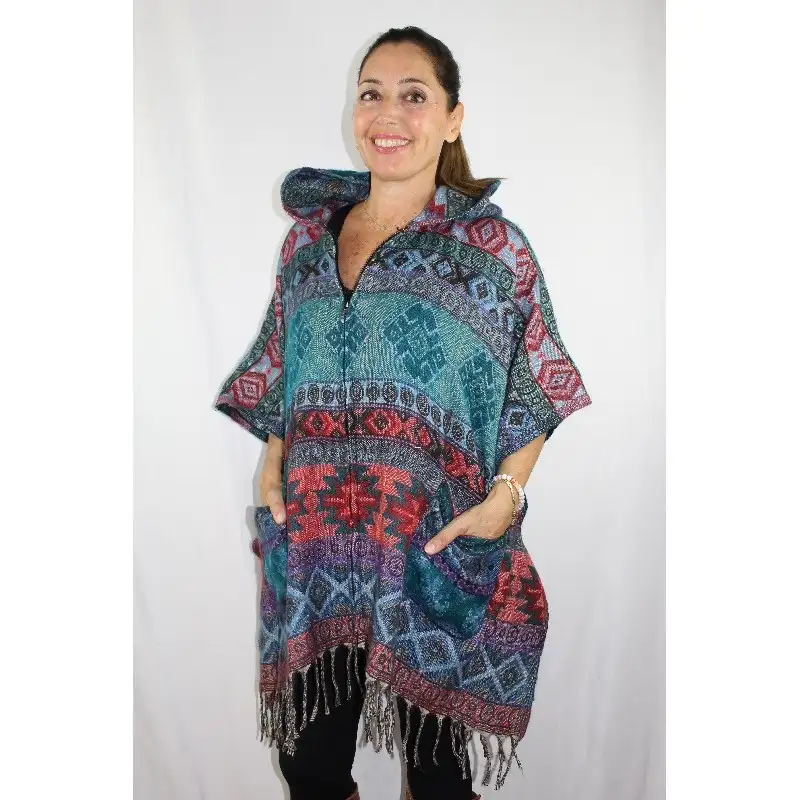 Poncho acrílico con capucha