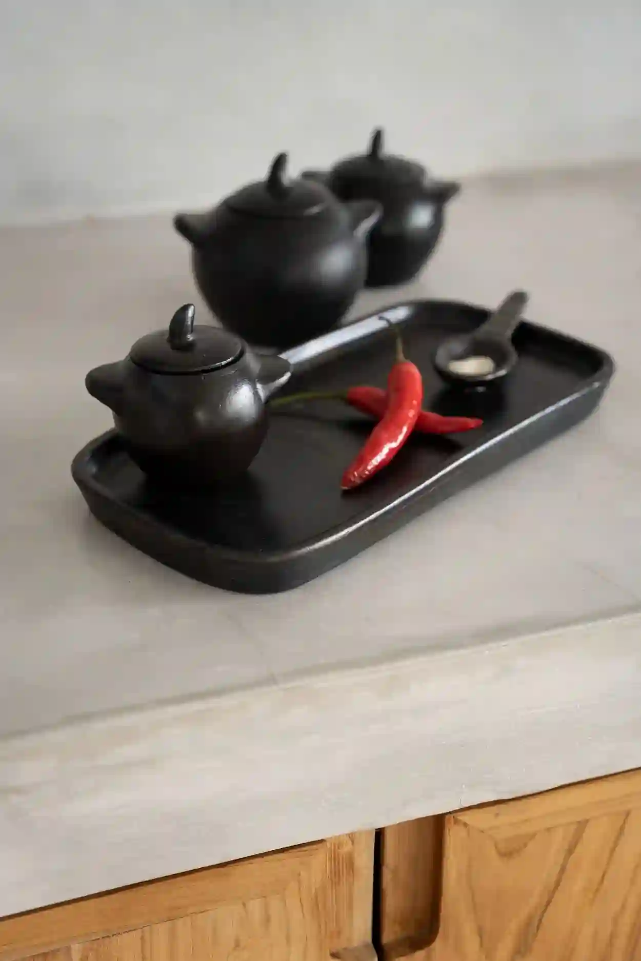 Pequeño recipiente de cerámica negra