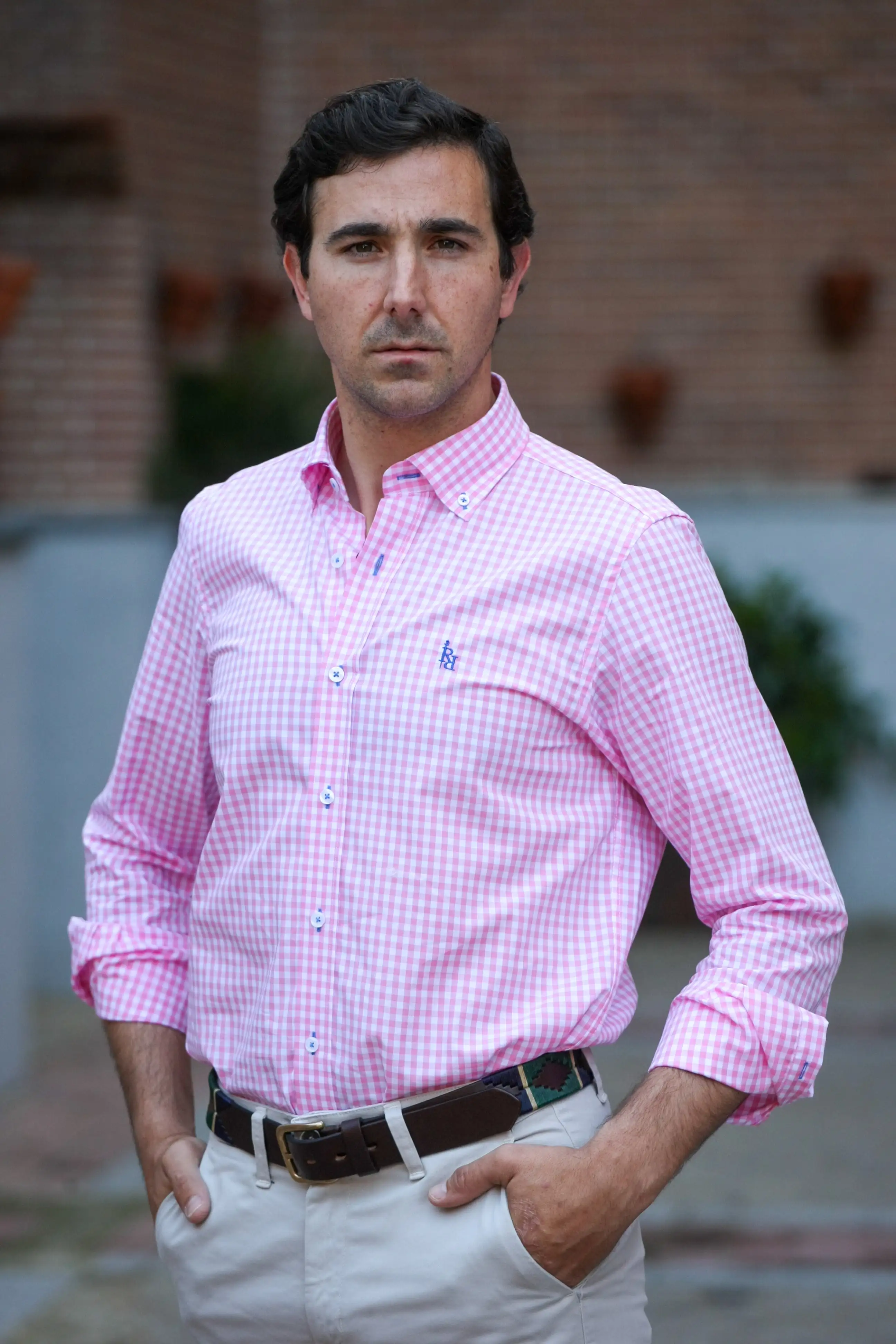 Camisa de cuadros Vichy rosa con logo bordado en color azulón "Parrala". - Imagen 2