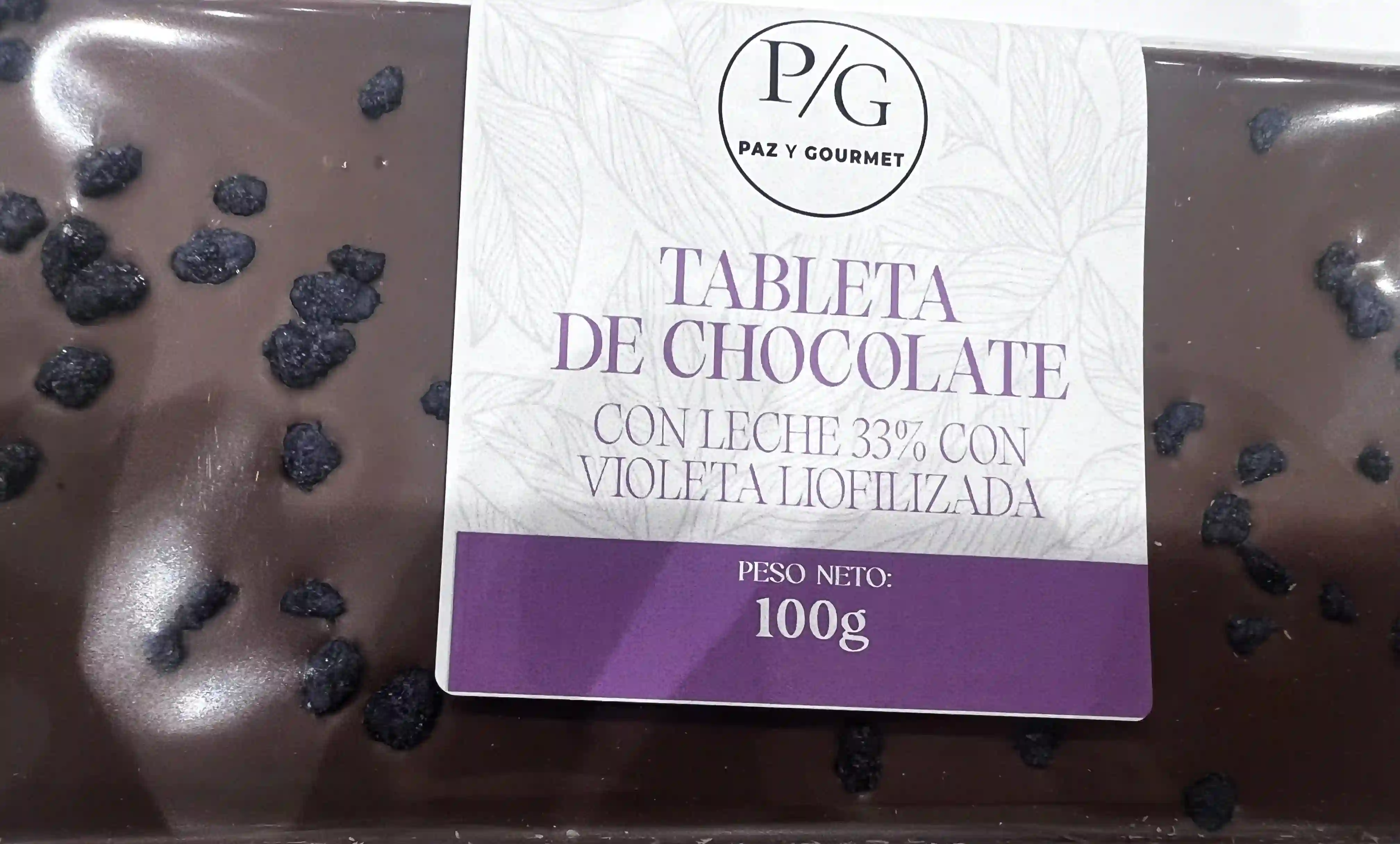 Tableta de chocolate con leche (33%)  con violeta liofilizada (100 gr)