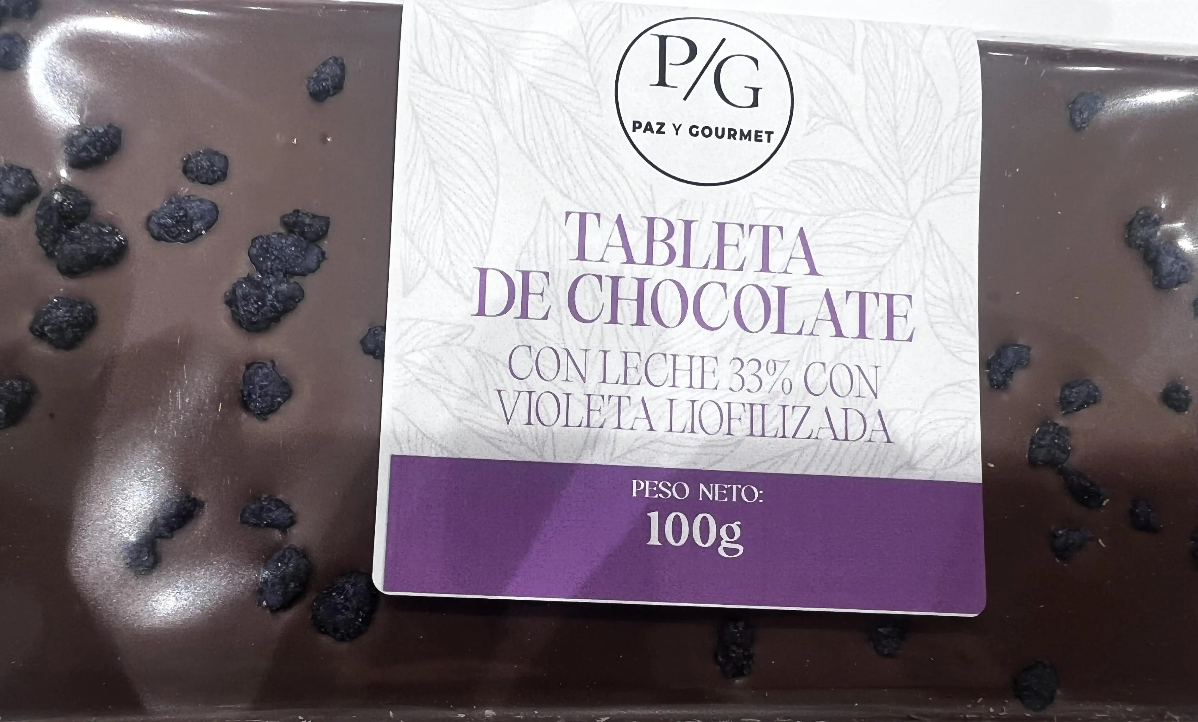 Tableta de chocolate con leche (33%)  con violeta liofilizada (100 gr)