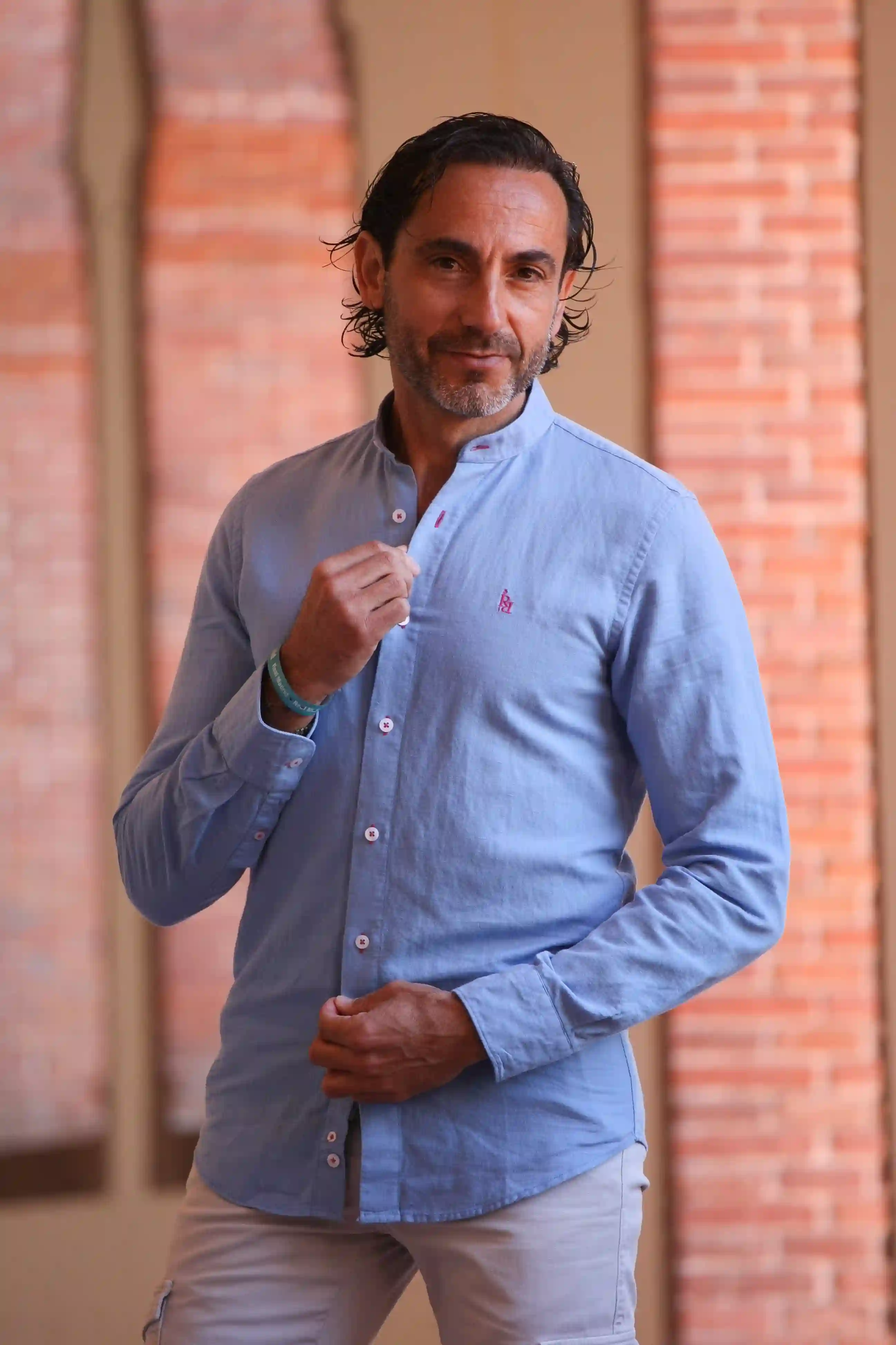 Blue linen shirt with embroidered logo in "salty" fuchsia.