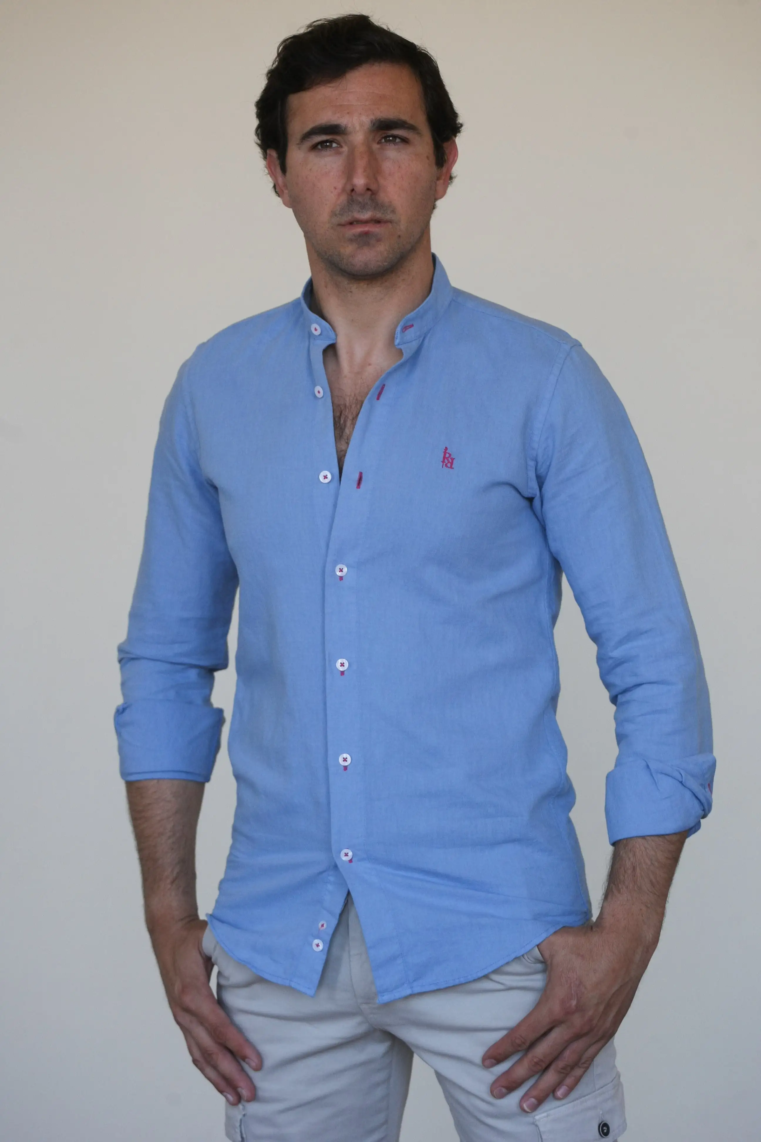 Blue linen shirt with embroidered logo in "salty" fuchsia. - Image 2