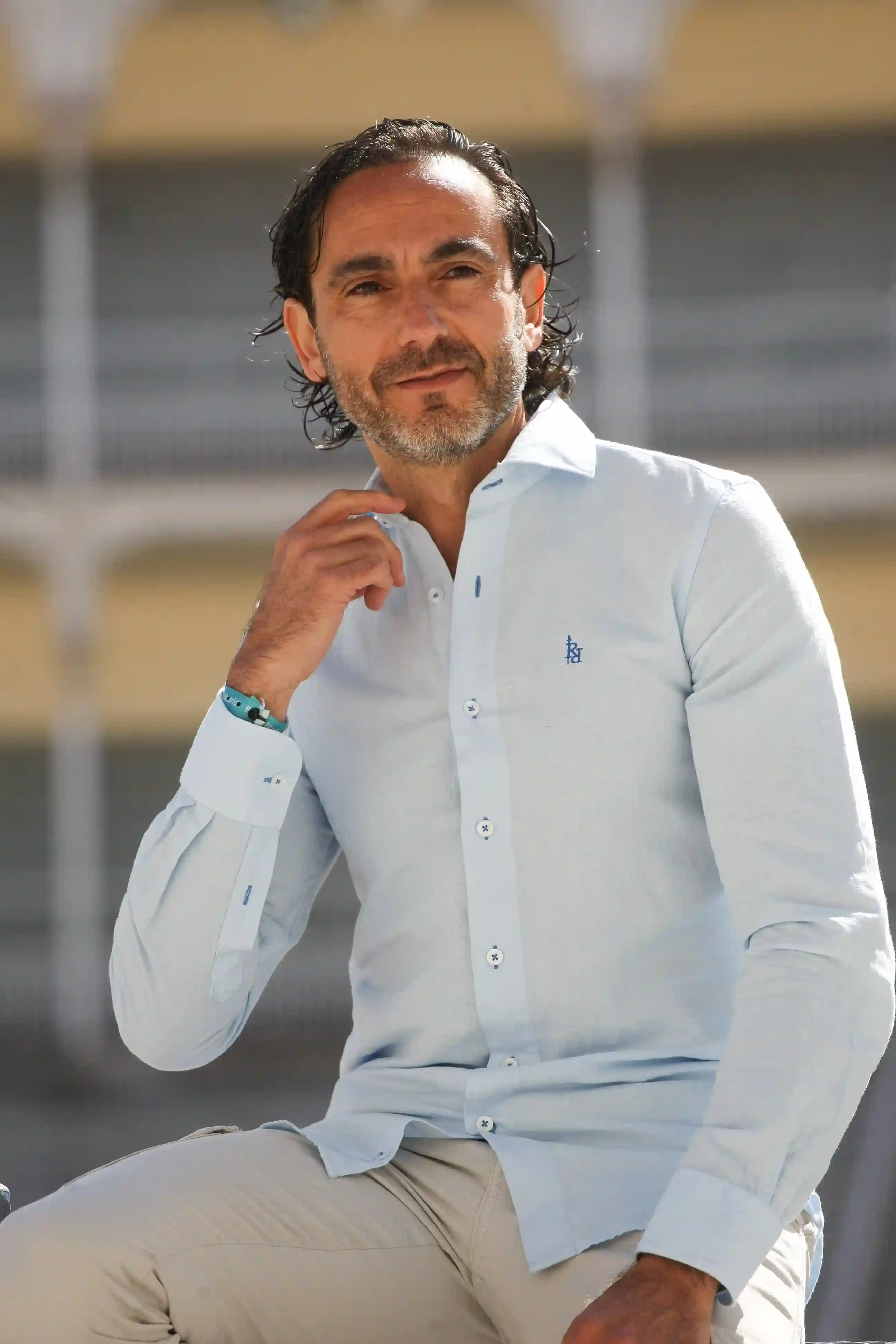 Camisa lino azul celestes con logo bordado en azulón "Alegría".