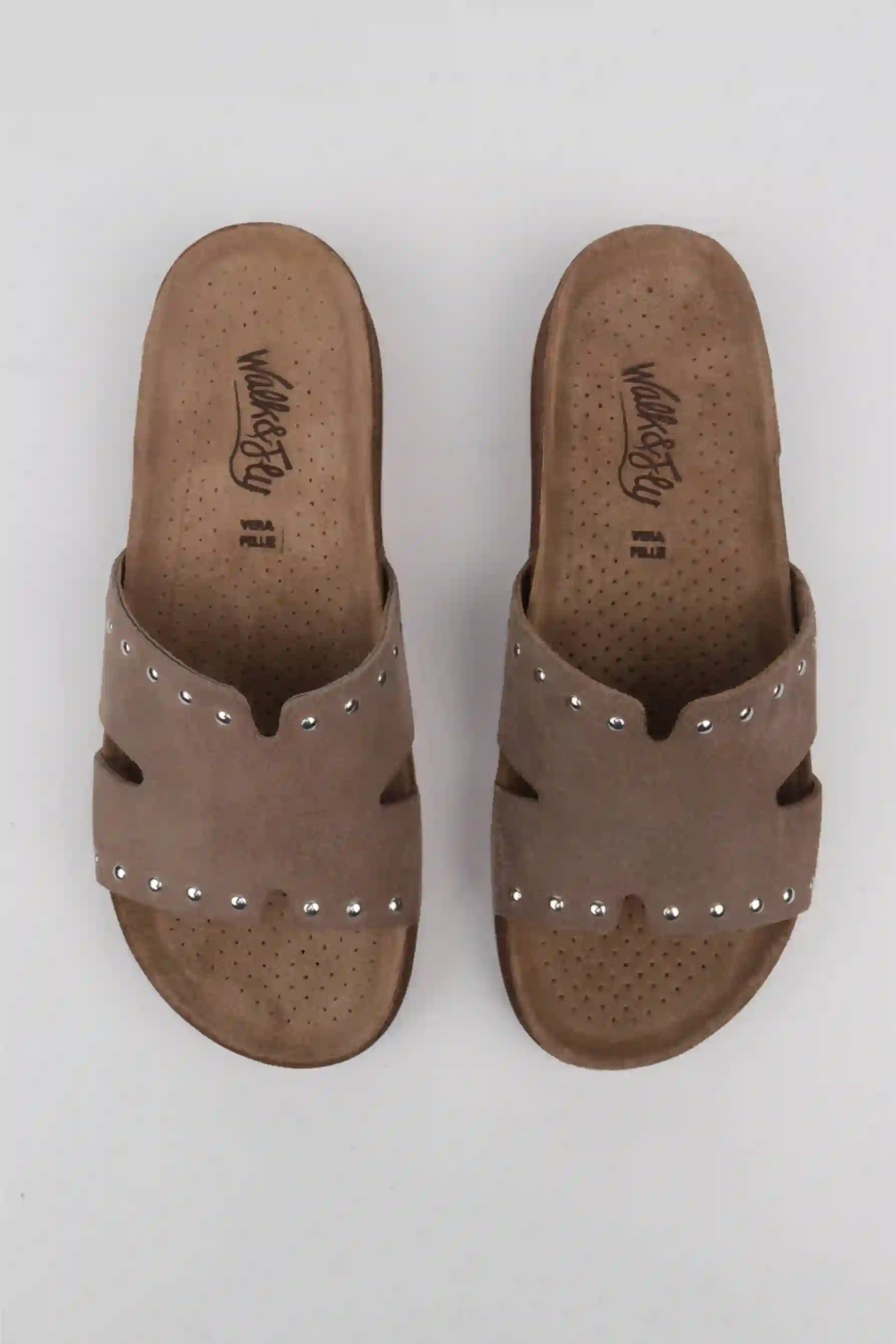 Chanclas anatómias piel taupe detalle tachas