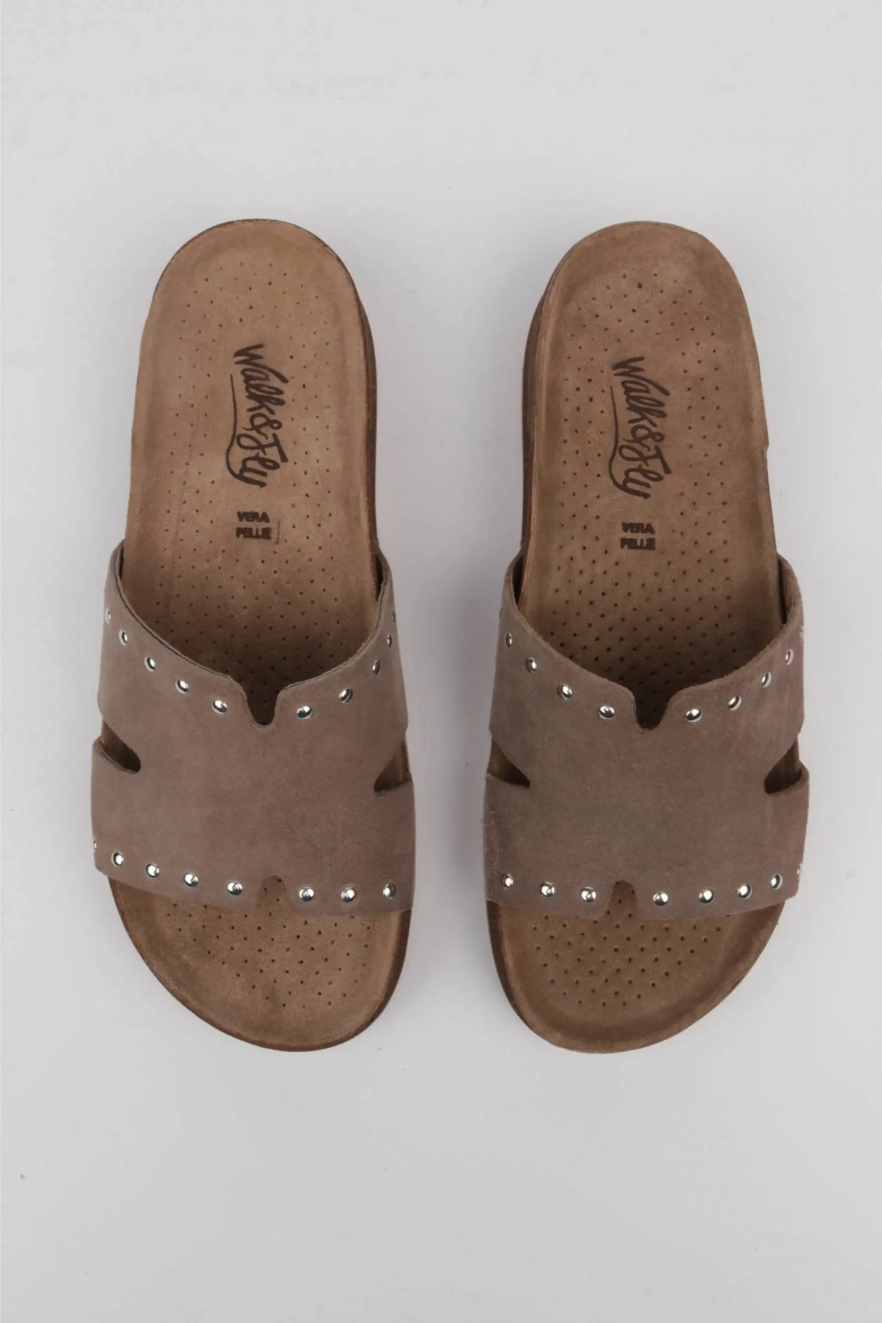 Chanclas anatómias piel taupe detalle tachas