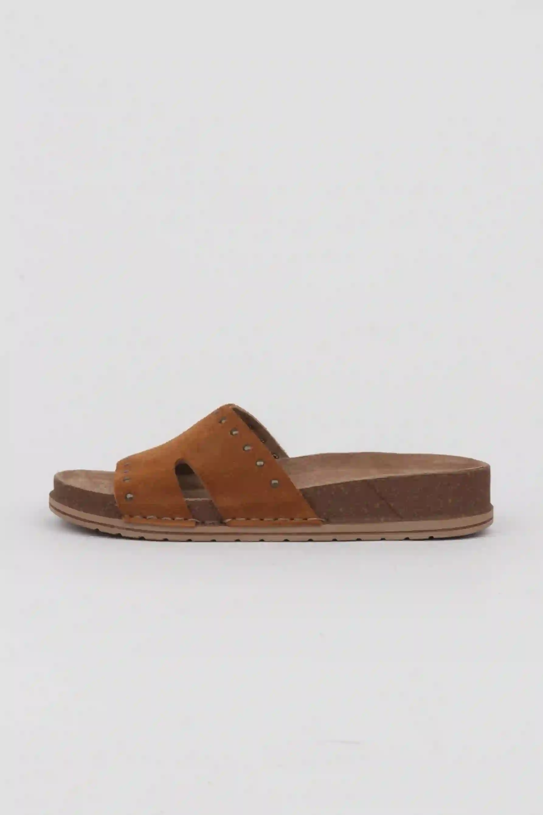 Chanclas marrones detalle tachas
