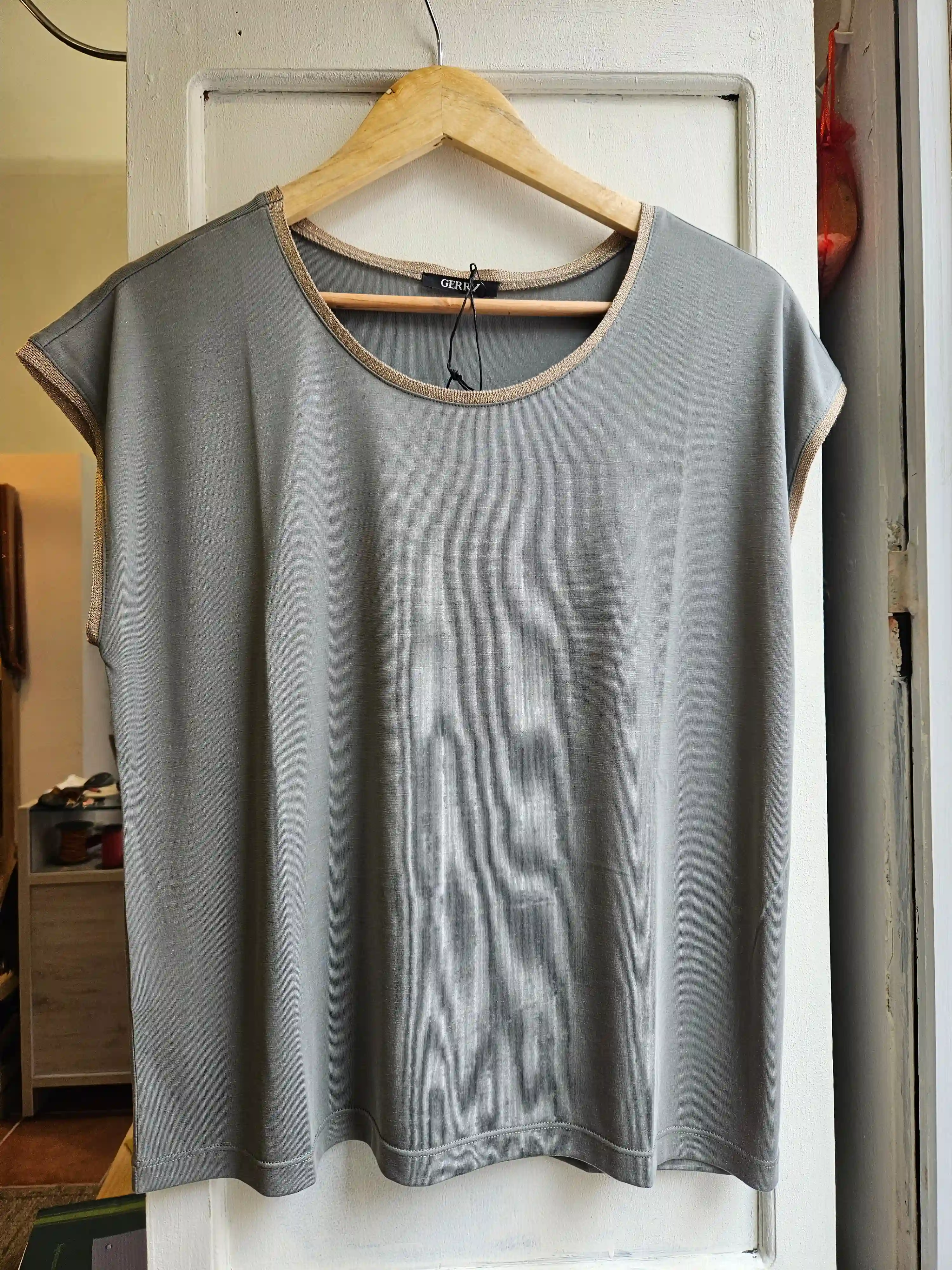 Camiseta gris cuello redondo