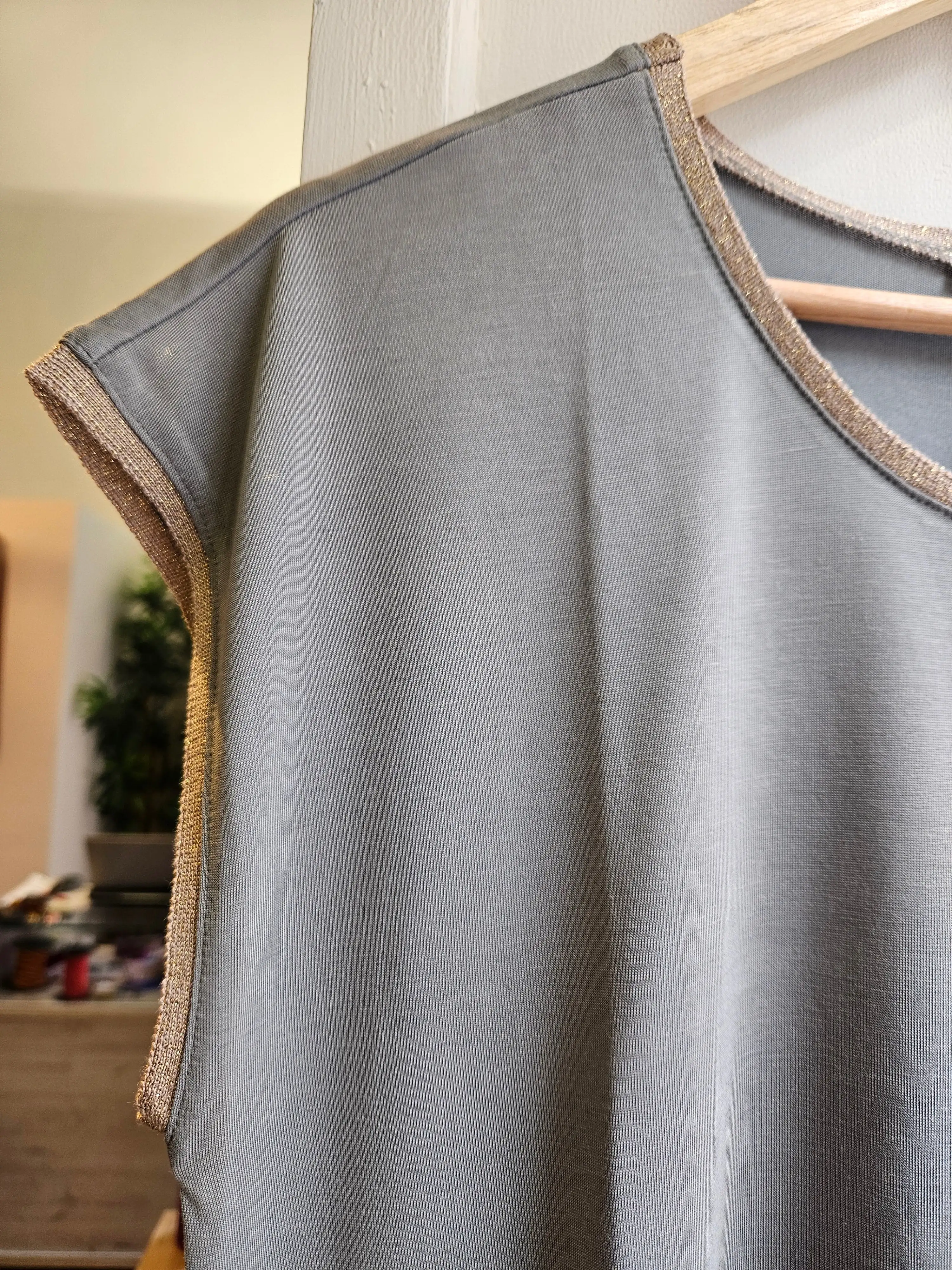 Camiseta gris cuello redondo - Imagen 2