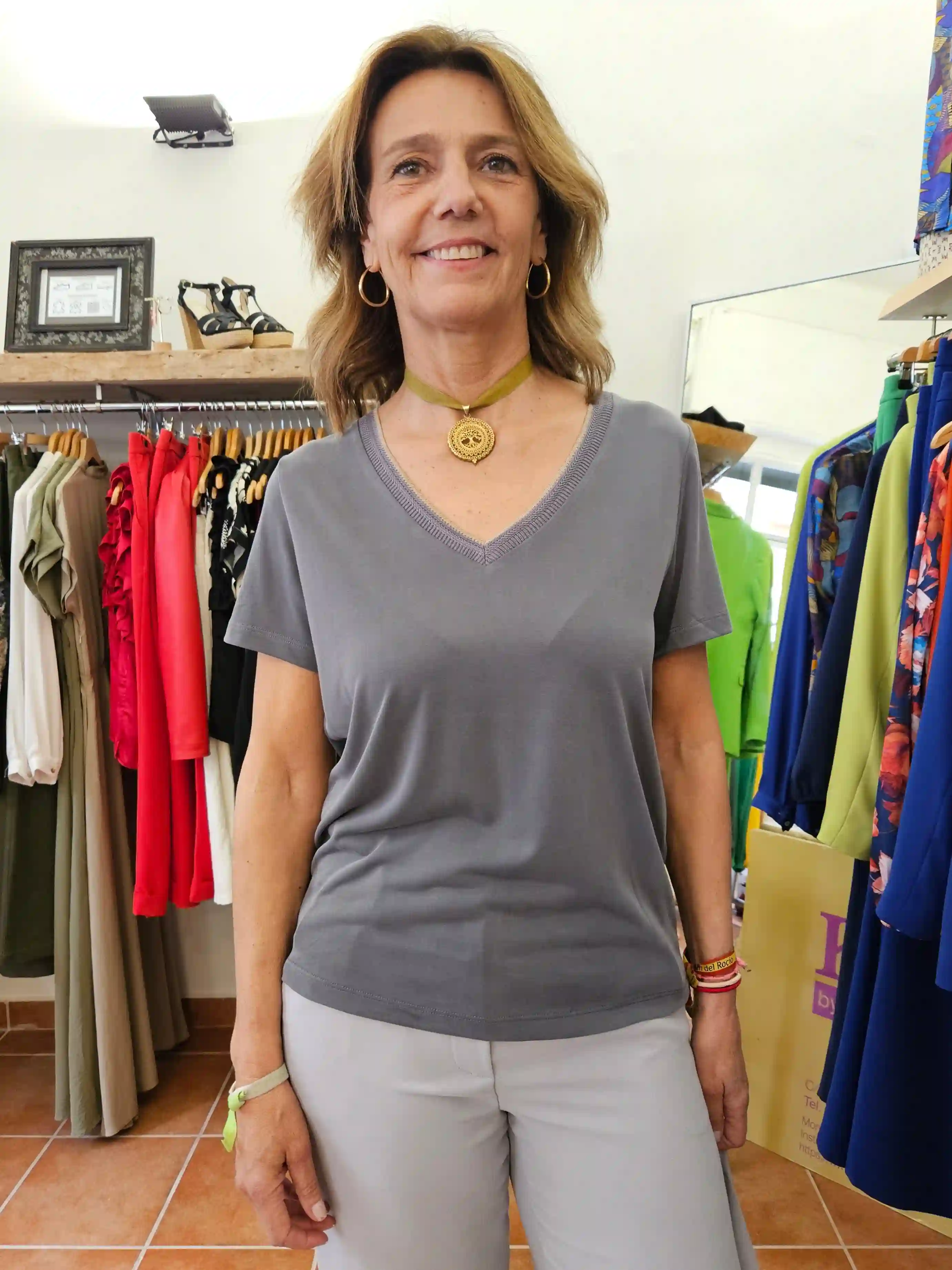 Camiseta gris cuello pico