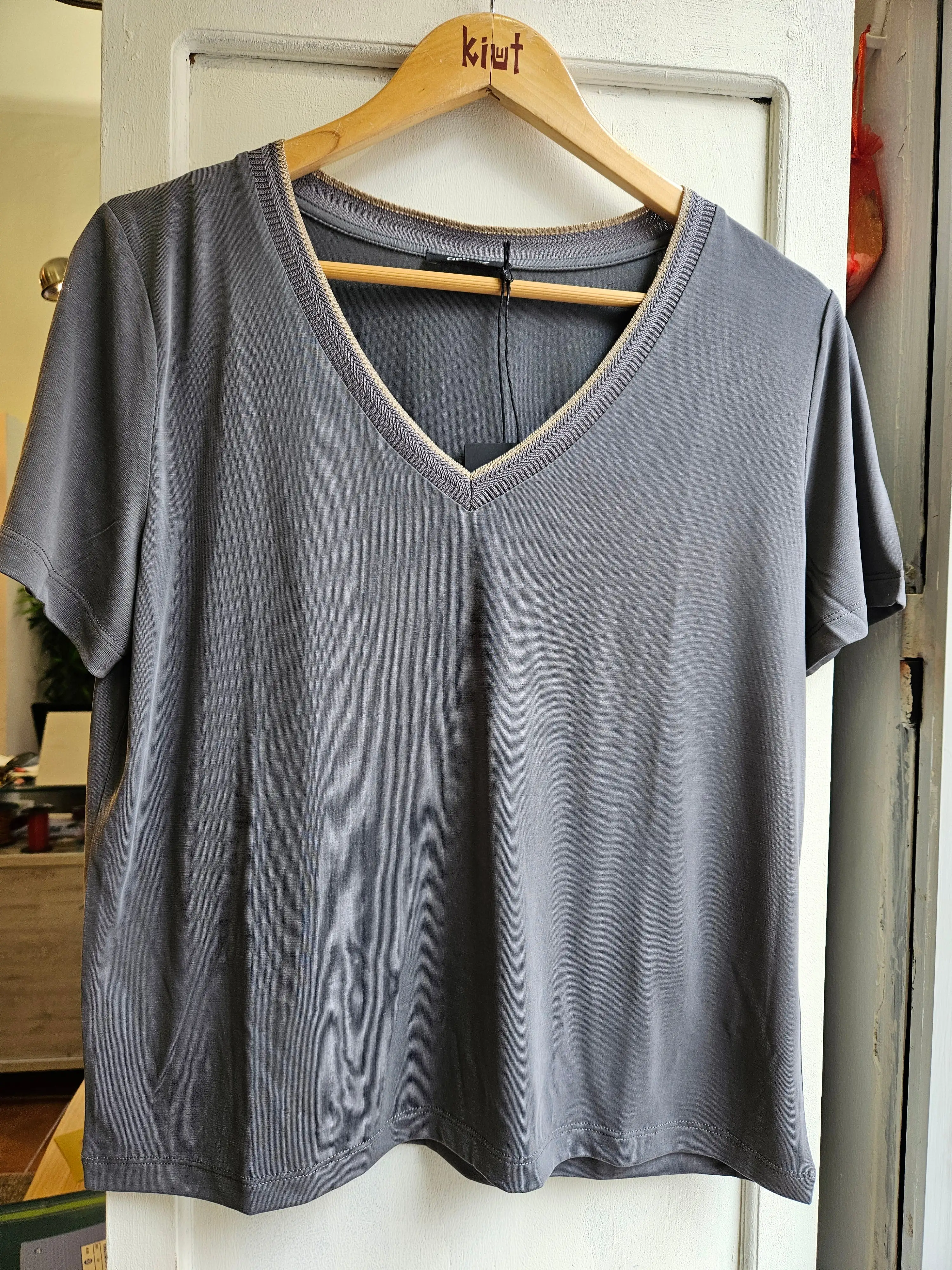 Camiseta gris cuello pico - Imagen 2