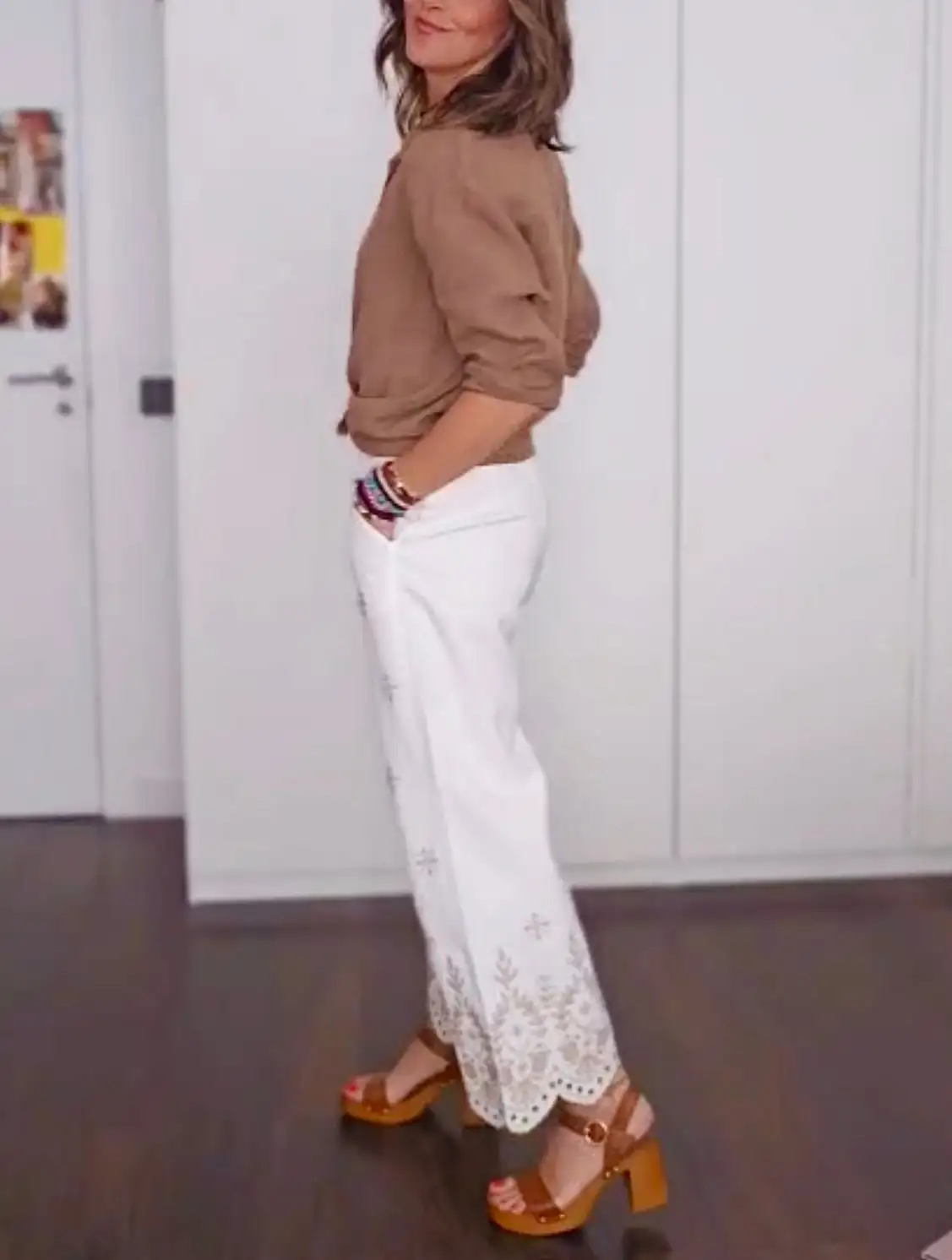 Pantalón blanco bordados beige - Imagen 4