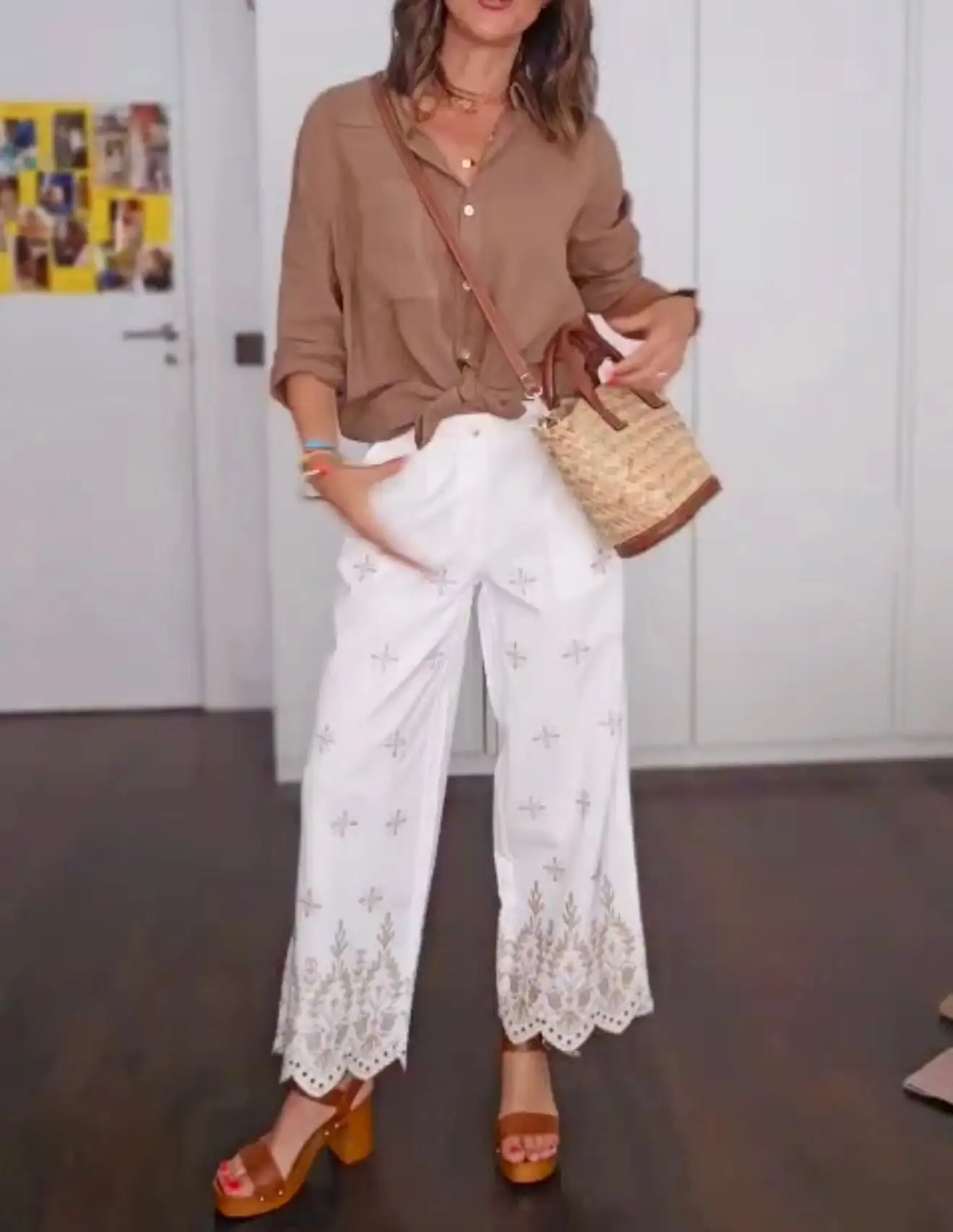 Pantalón blanco bordados beige - Imagen 5
