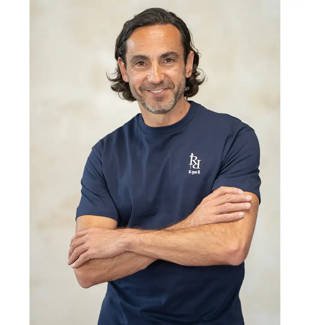 Camiseta azul marino con logo en color blanco " Más bravo que nunca" - Imagen 3