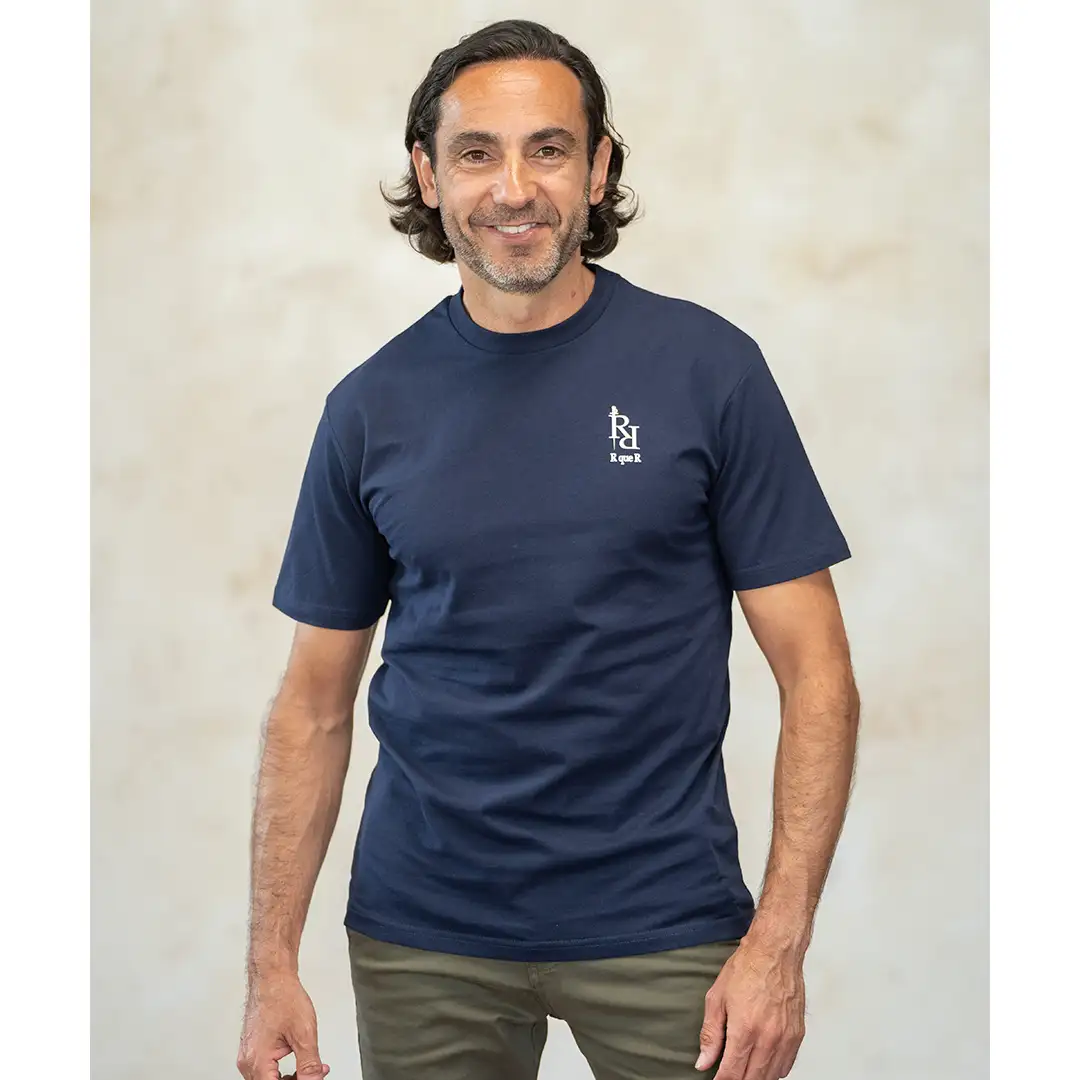 Camiseta azul marino con logo en color blanco " Más bravo que nunca" - Imagen 4