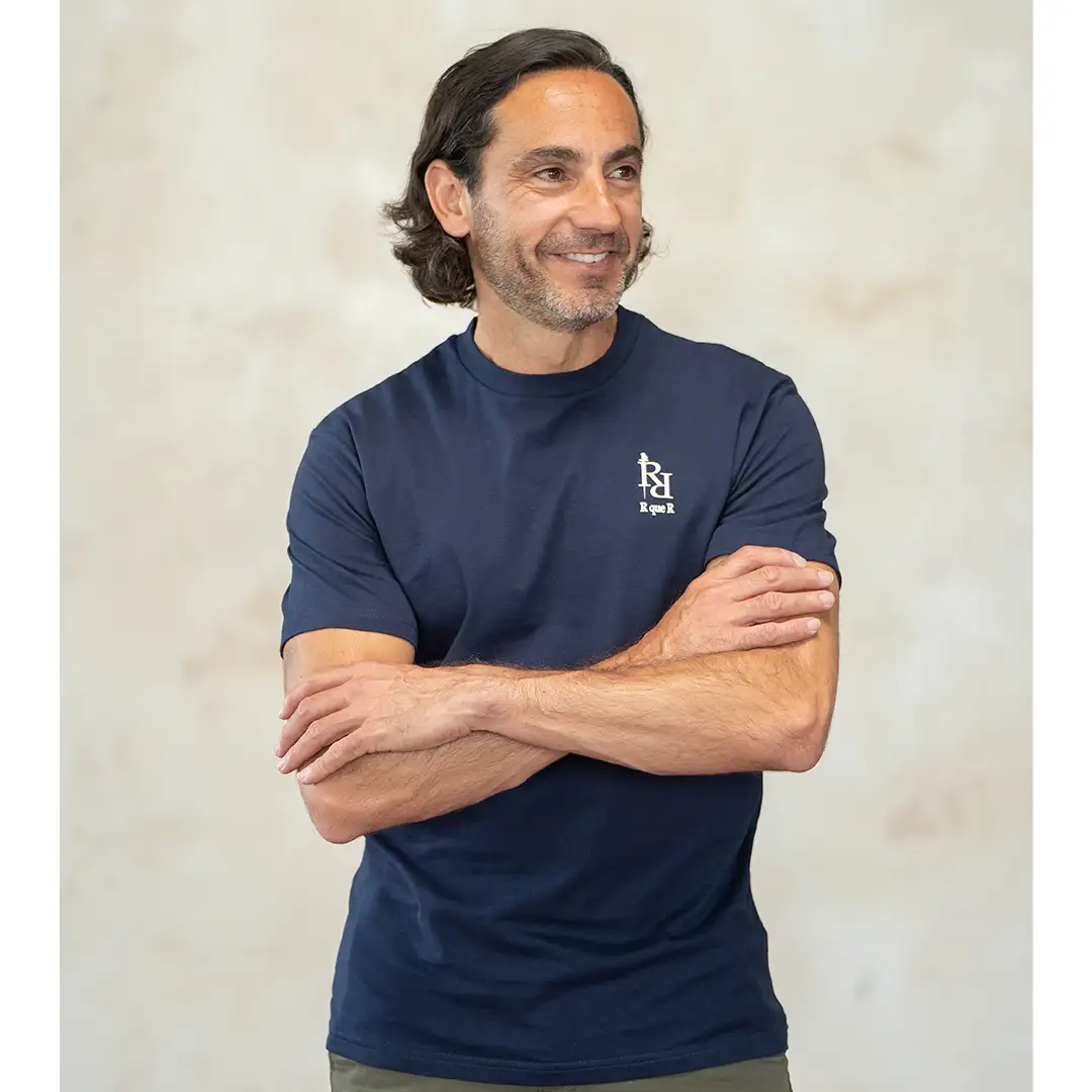 Camiseta azul marino con logo en color blanco " Más bravo que nunca" - Imagen 5