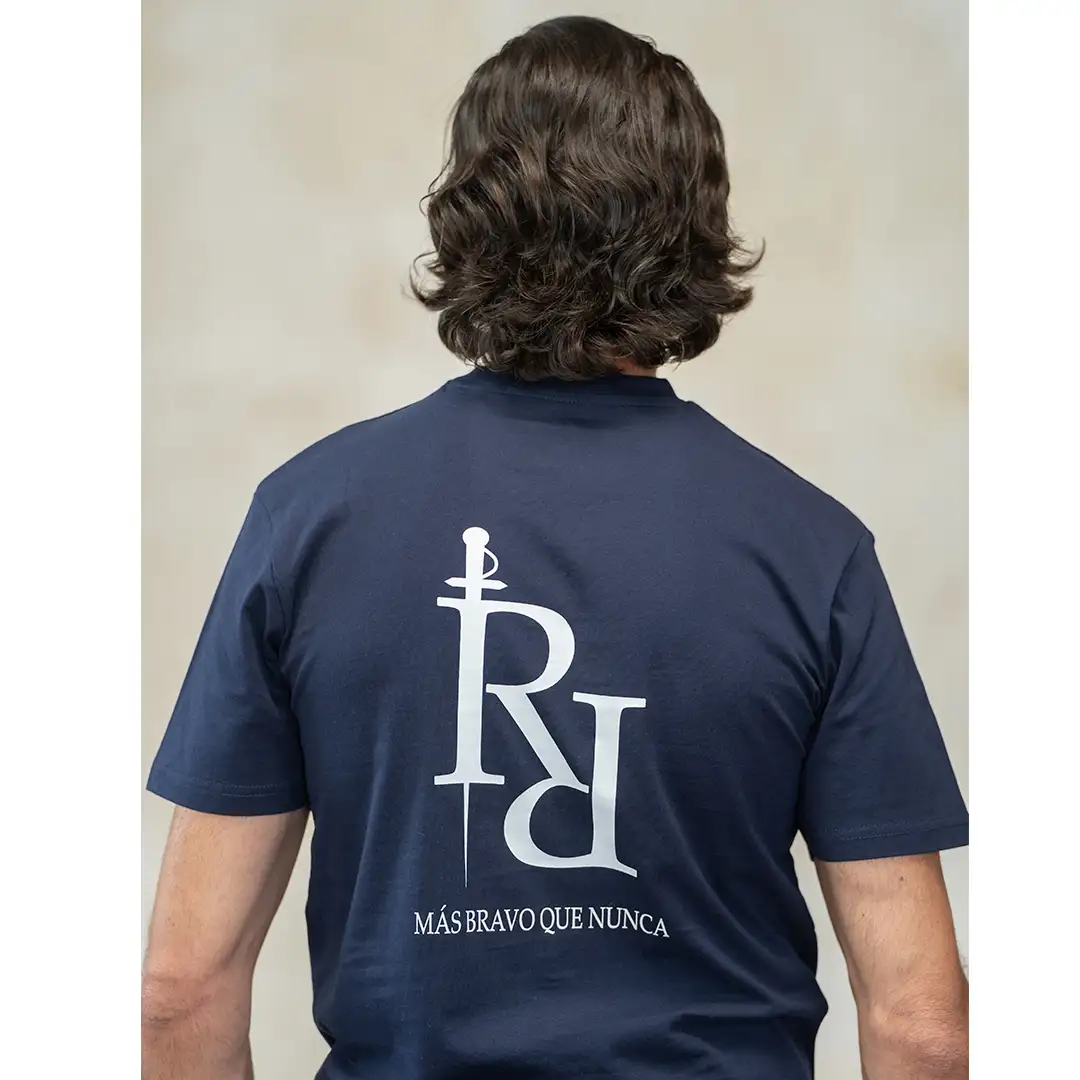 Camiseta azul marino con logo en color blanco " Más bravo que nunca" - Imagen 6
