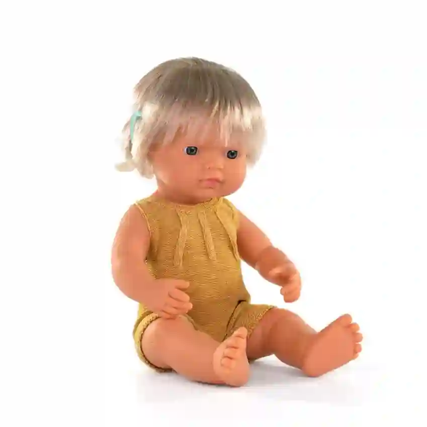 Muñeca caucásica con implante auditivo 38cm, pelele ocre - Miniland