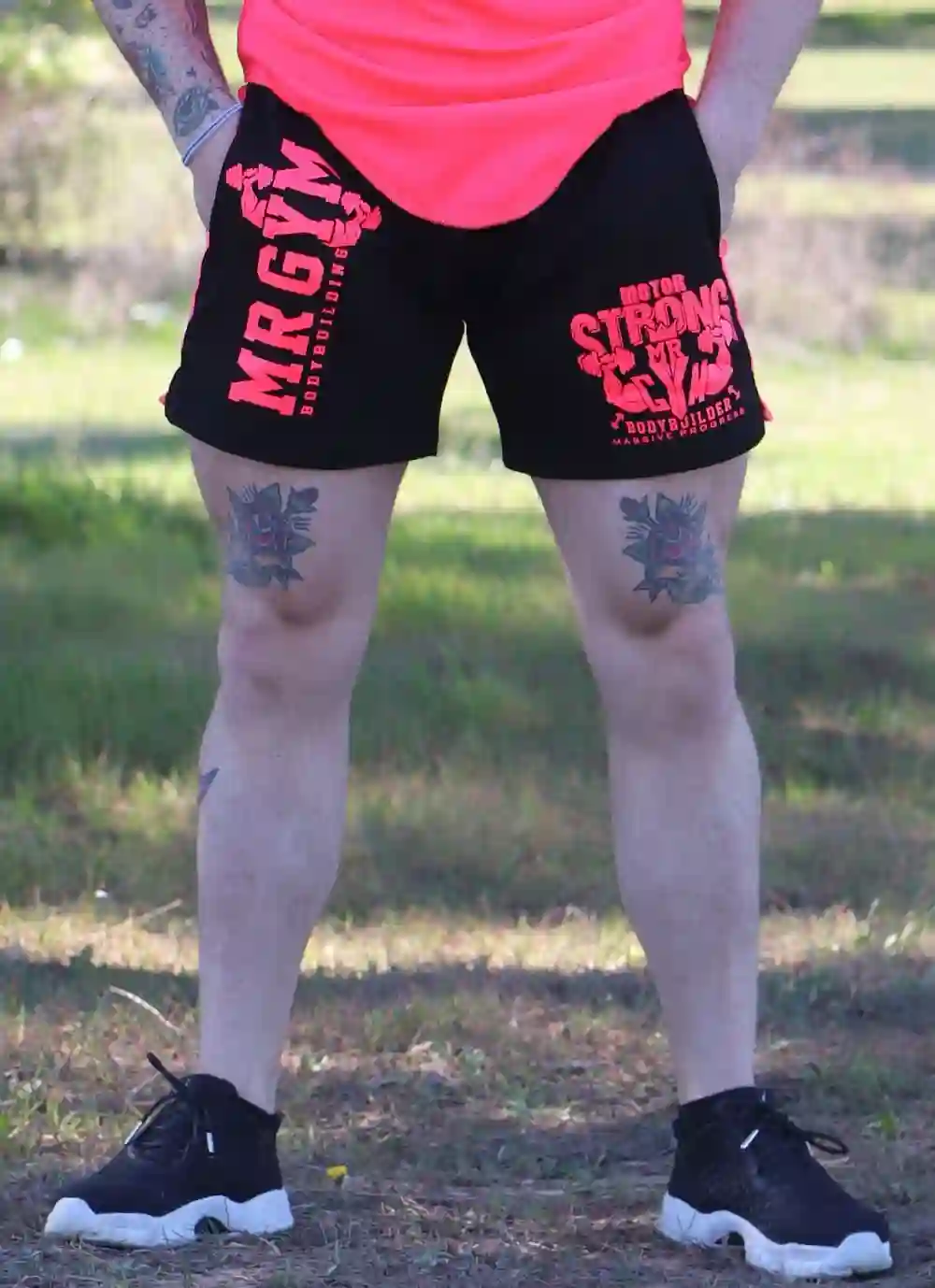 Short fuchsia pants
