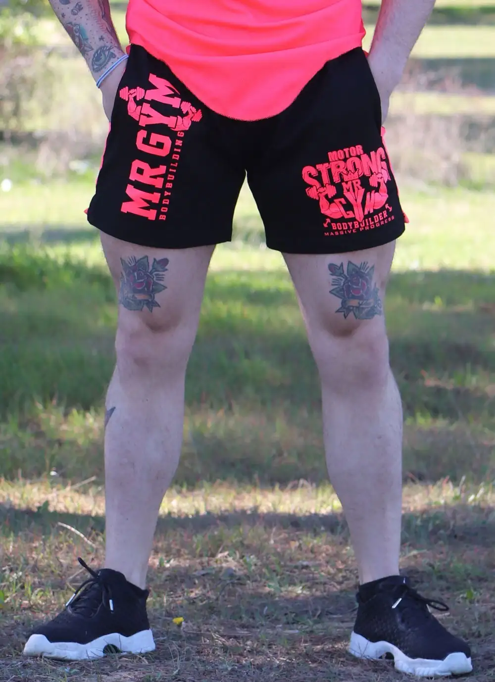 Short fuchsia pants