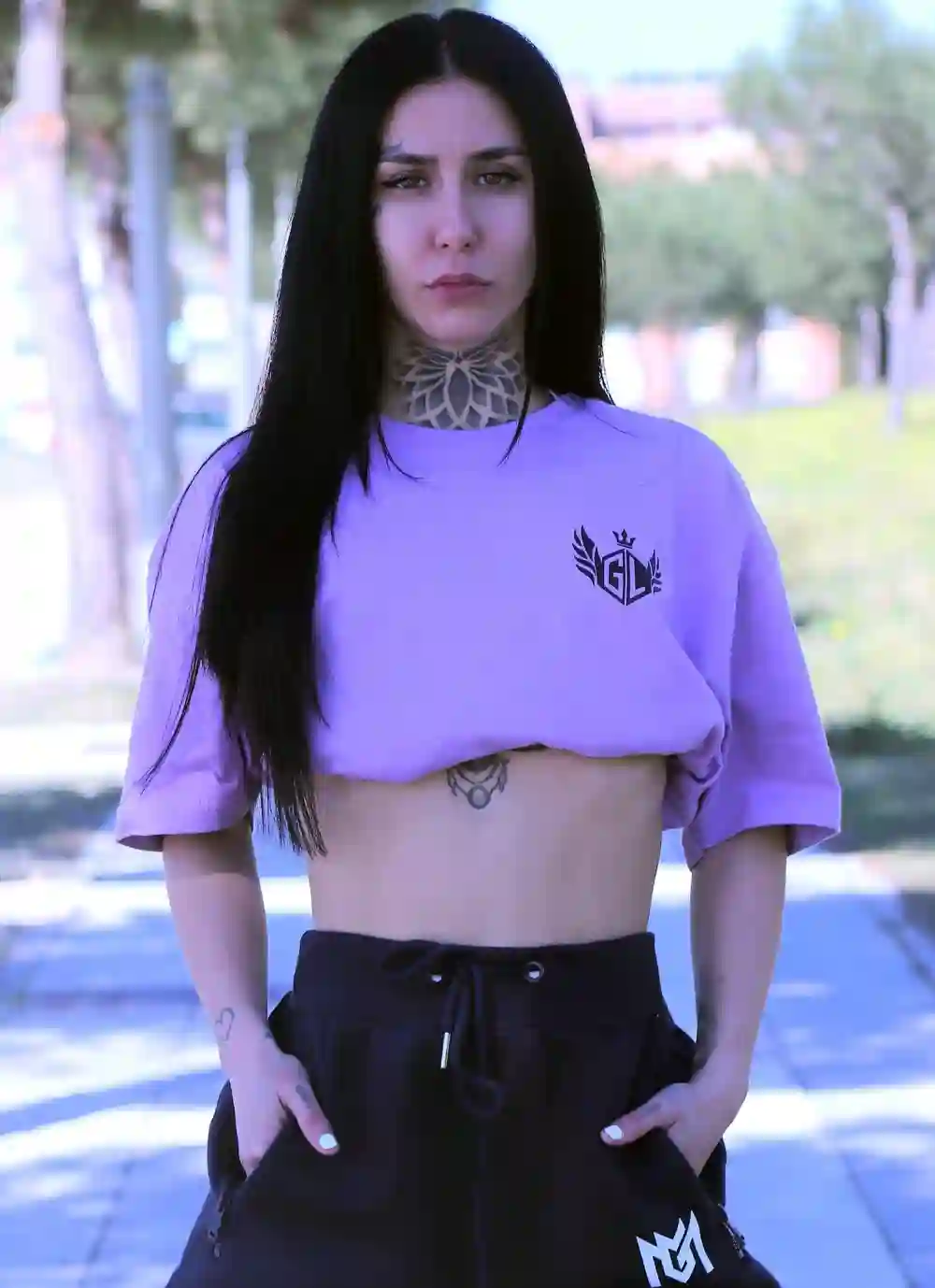 CAMISETA OVERSIZE LILA AND BLACK (THE QUEEN)