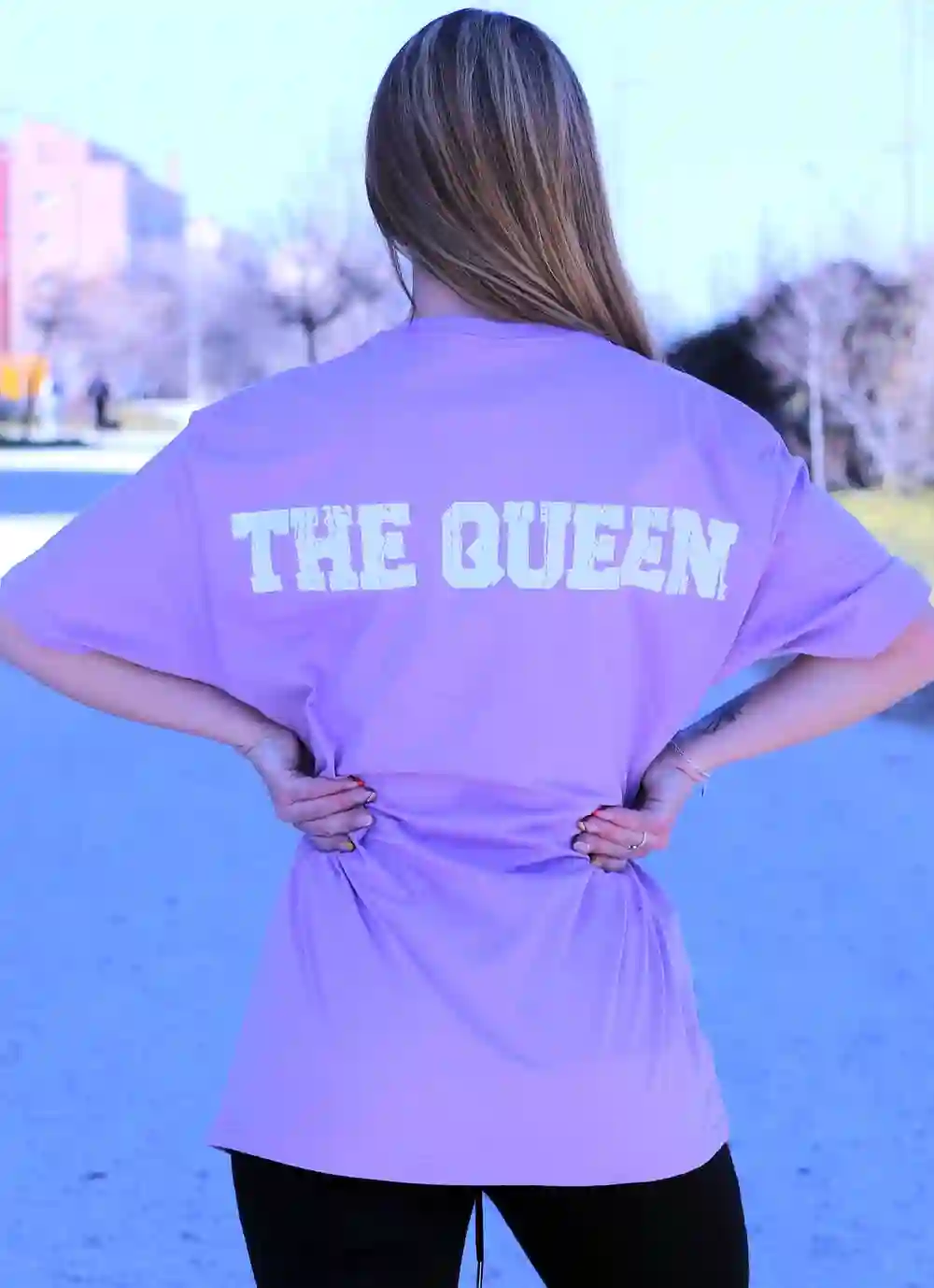 CAMISETA OVERSIZE LILA AND WHITE (THE QUEEN)
