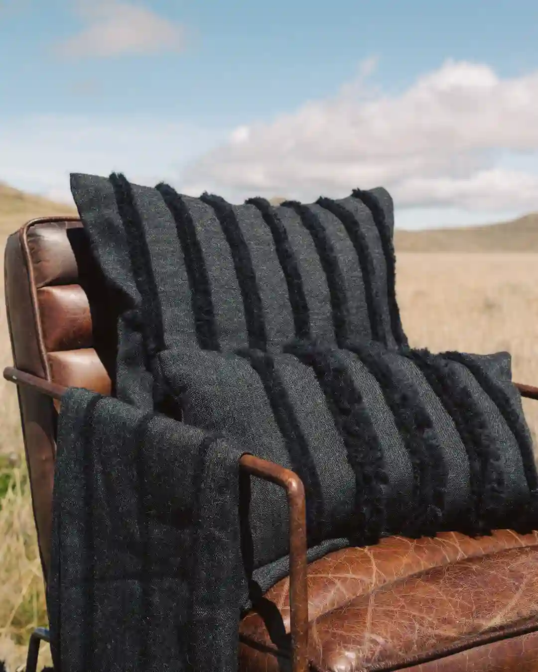 Cojín negro de lana de alpaca