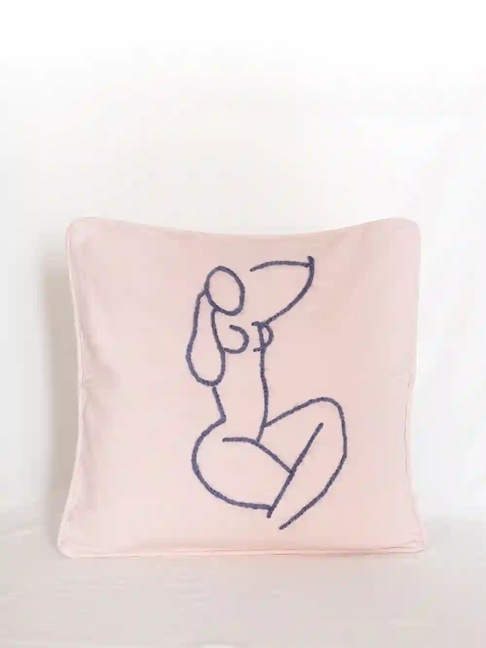 COJÍN MAGNOLIA (ROSA PALO Y BORDADO AZUL) / STUDIO.FI