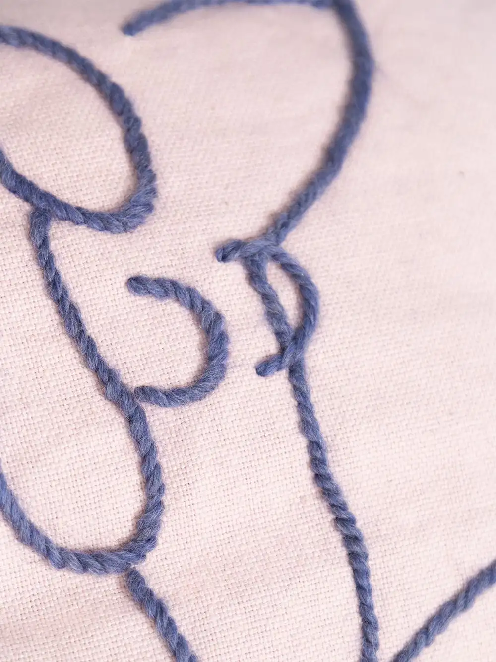 COJÍN MAGNOLIA (ROSA PALO Y BORDADO AZUL) / STUDIO.FI - Imagen 3