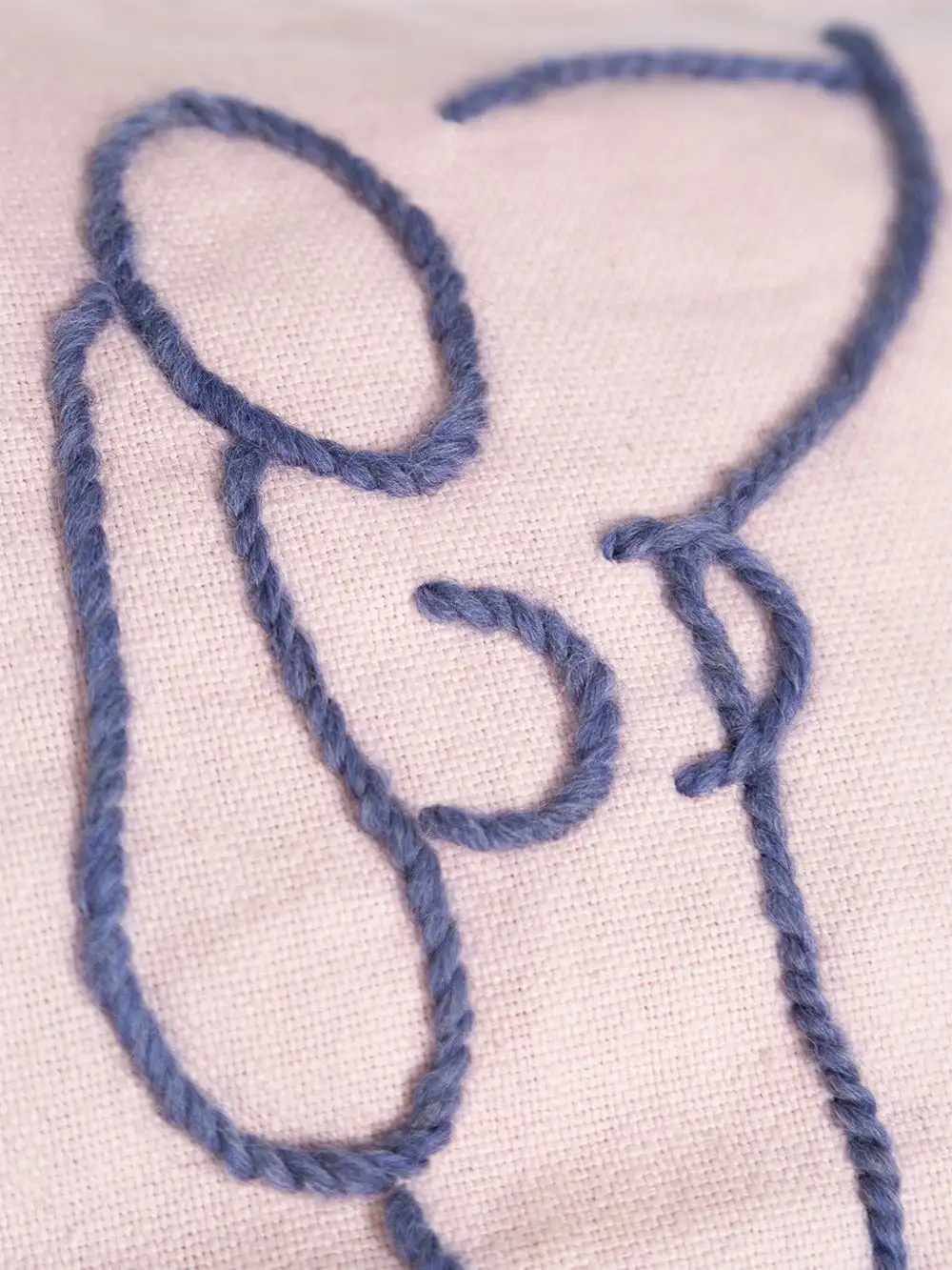 COJÍN MAGNOLIA (ROSA PALO Y BORDADO AZUL) / STUDIO.FI - Imagen 4