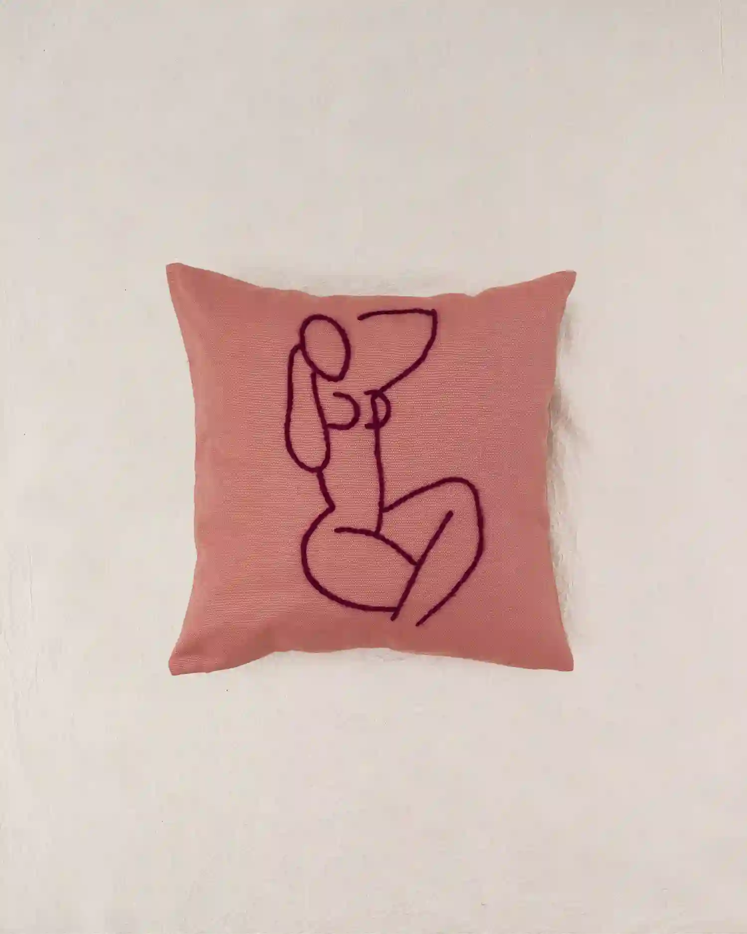 COJÍN MAGNOLIA (ROSA OSCURO Y BORDADO MORADO) / STUDIO.FI